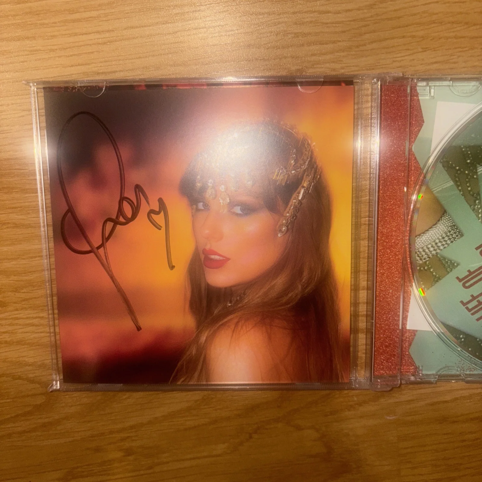 Taylor Swift - The Life of a Showgirl CD + Hand Signed Photo 2 IN HAND, изображение 2