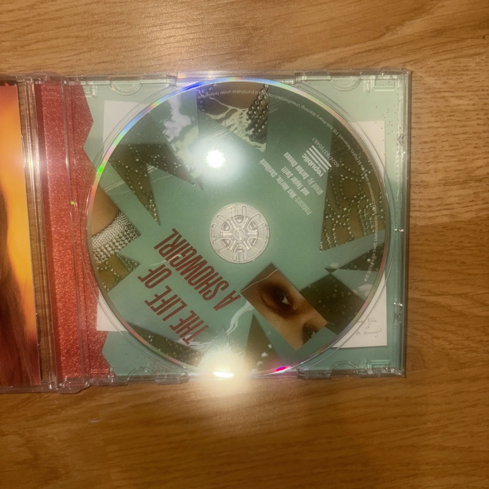 Taylor Swift - The Life of a Showgirl CD + Hand Signed Photo 2 IN HAND, изображение 3