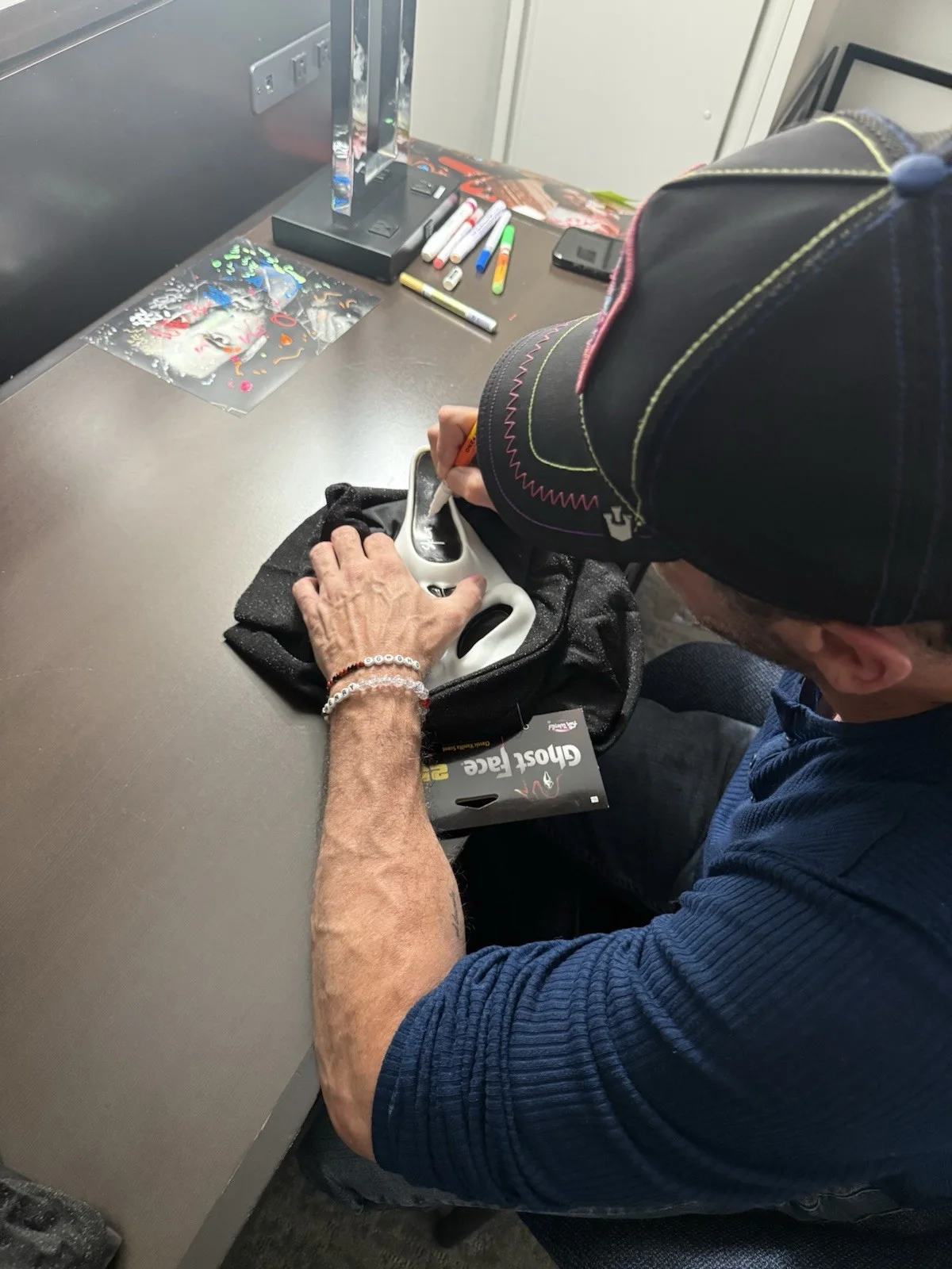 Skeet Ulrich — Skeet Ulrich Signed Ghostface Fun World Mask Scream Beckett Witnessed Billy, image 4