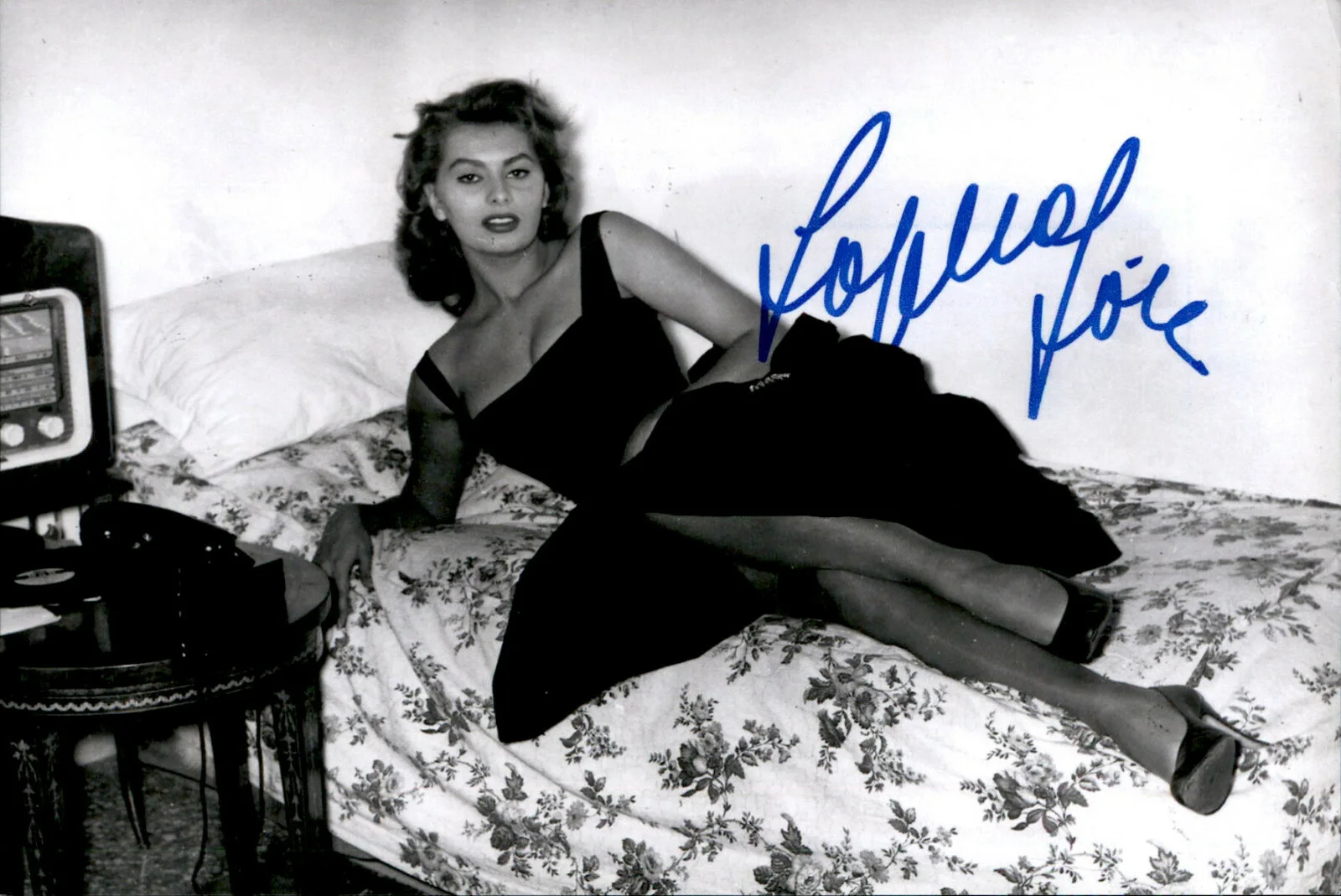 Sophia Loren — Sophia Loren Signed Autographed 4x6 Photo Movie Star / Actress / Beautiful #12
