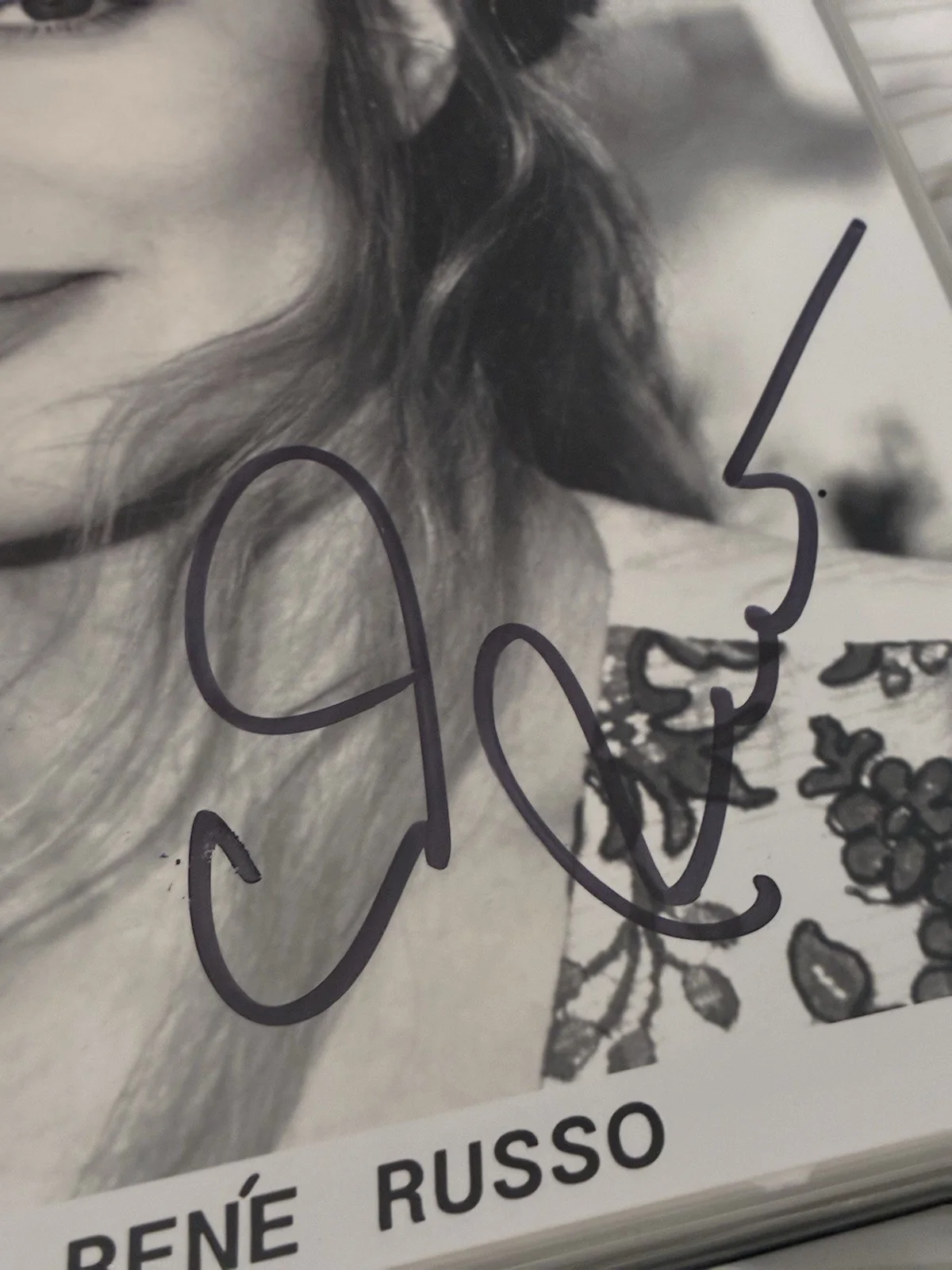 Rene Russo autographed 8 X 10 Black-And-White Photograph, изображение 2