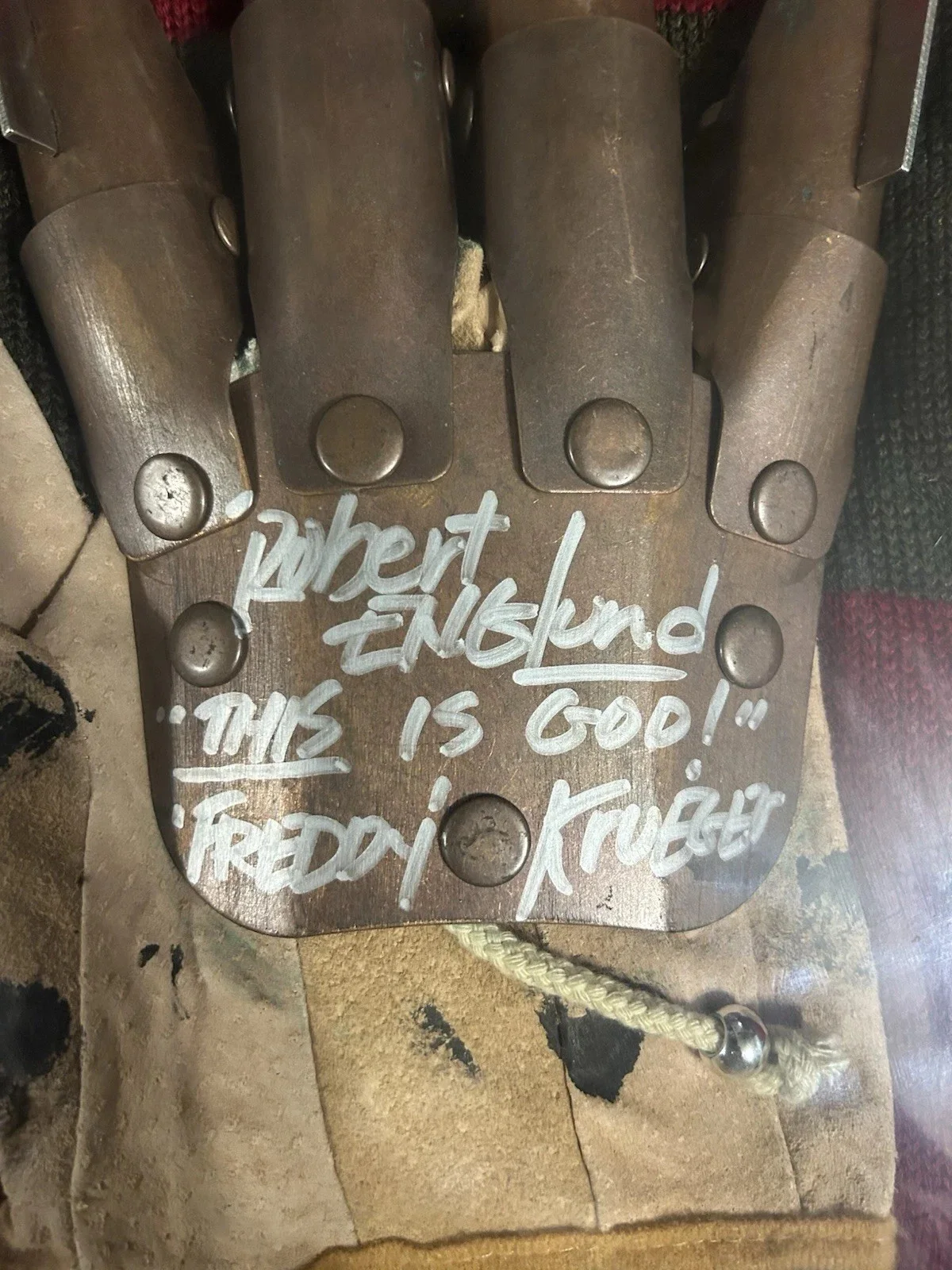 Robert Englund — Robert Englund Signed Nightmare on Elm Street Freddy Krueger Replica Glove🔥🔥, изображение 2