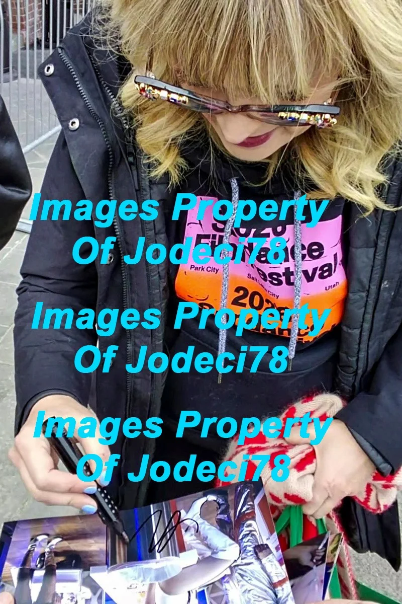 Maria Bamford — Maria Bamford Signed Autographed LADY DYNAMITE 8x10 Photo EXACT Proof ACOA A, изображение 3