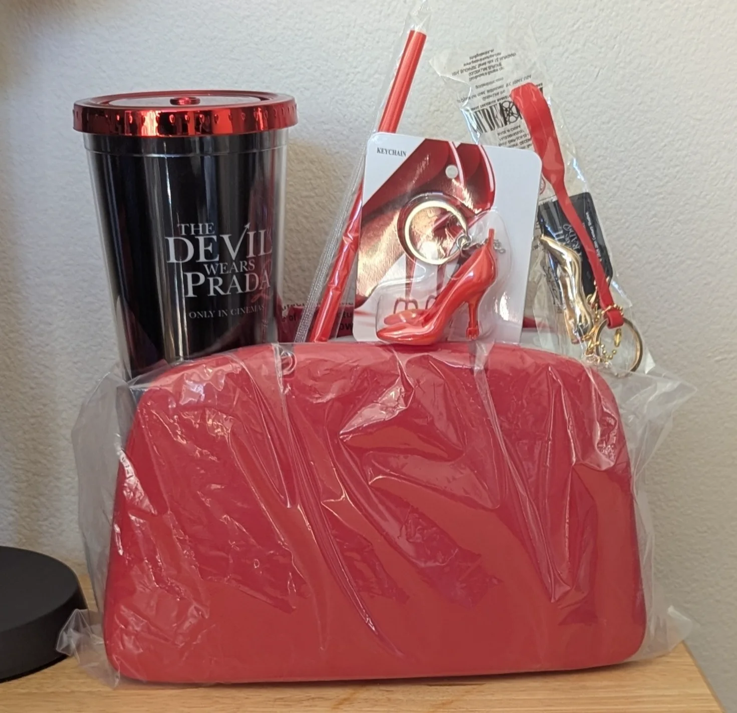 The Devil Wears Prada 2 Iconic Handbag Popcorn Bucket, Keyrings, Cup & Straw NEW, изображение 2