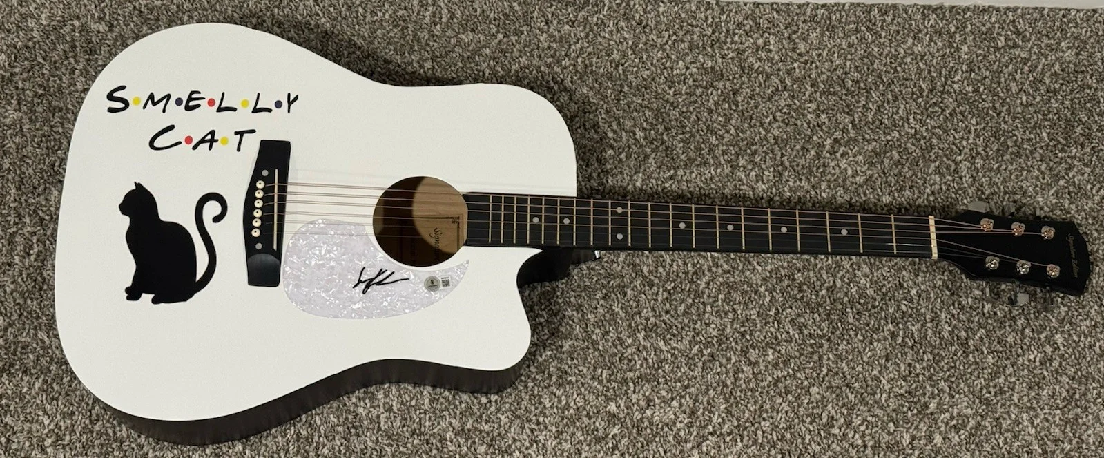 LISA KUDROW SIGNED CUSTOM GUITAR AUTOGRAPHED FRIENDS ACTRESS PHOEBE BAS COA, изображение 2