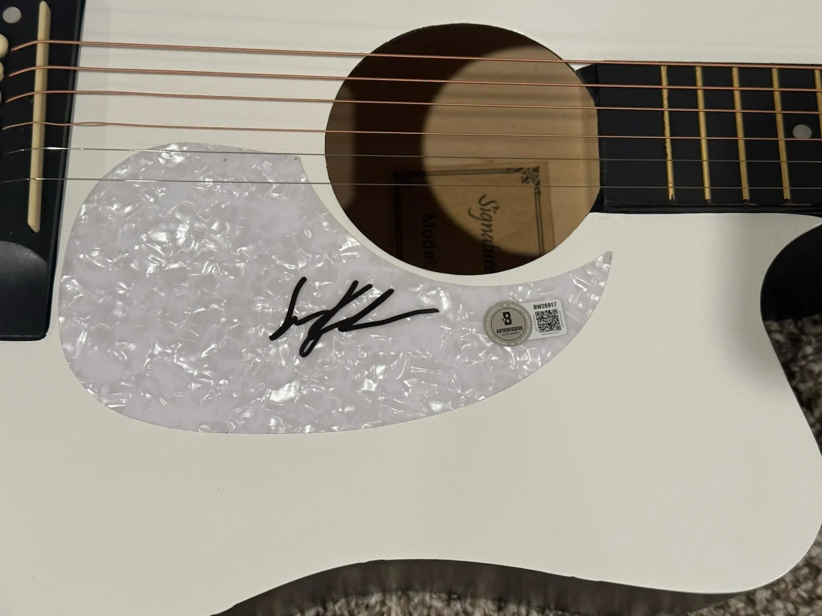 LISA KUDROW SIGNED CUSTOM GUITAR AUTOGRAPHED FRIENDS ACTRESS PHOEBE BAS COA, изображение 3