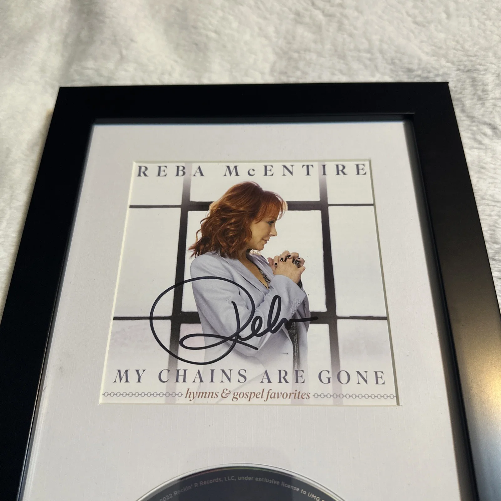 Reba McEntire Signed Framed My Chains Are Gone Hymns & Gospel Favorites CD 13”, изображение 2