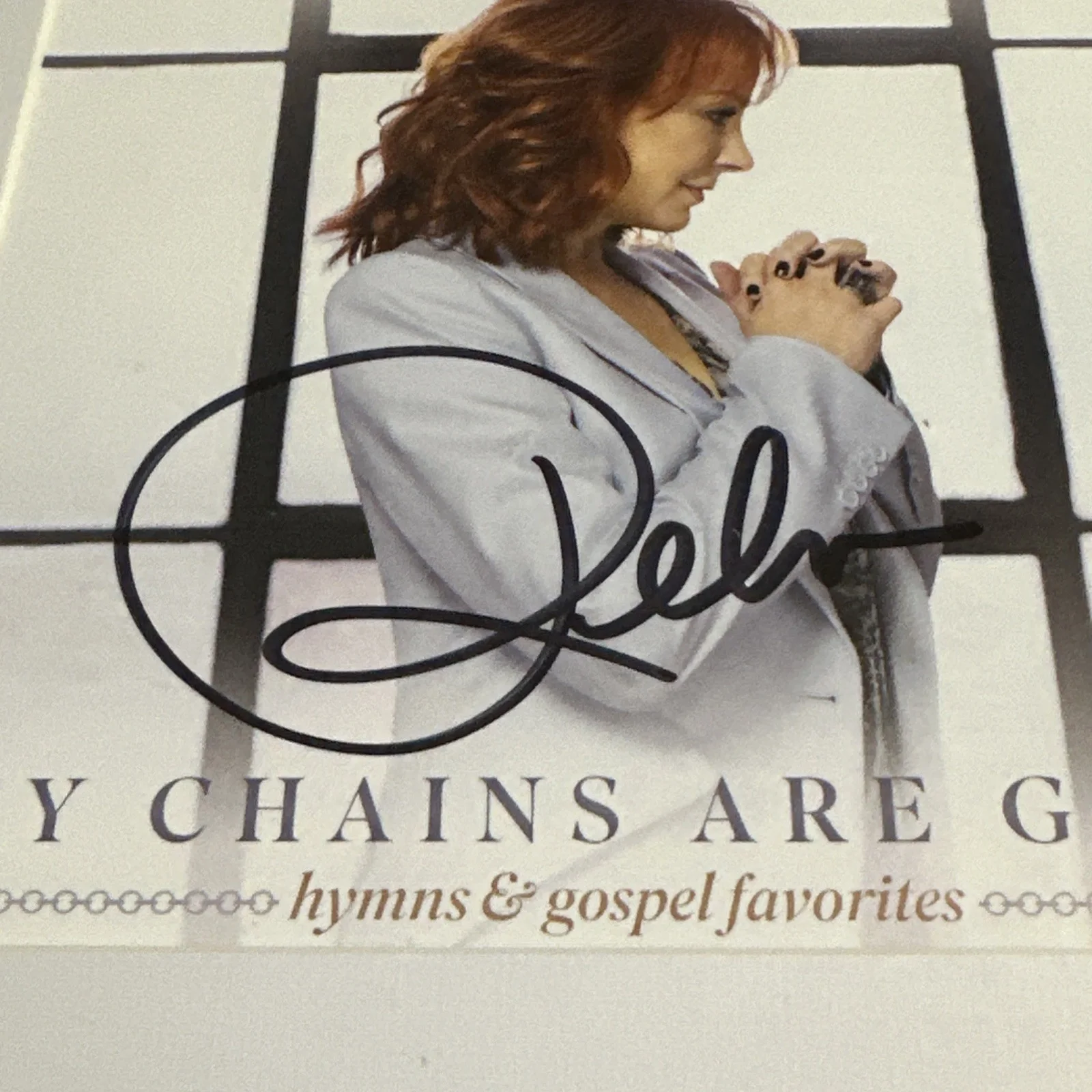 Reba McEntire Signed Framed My Chains Are Gone Hymns & Gospel Favorites CD 13”, изображение 3