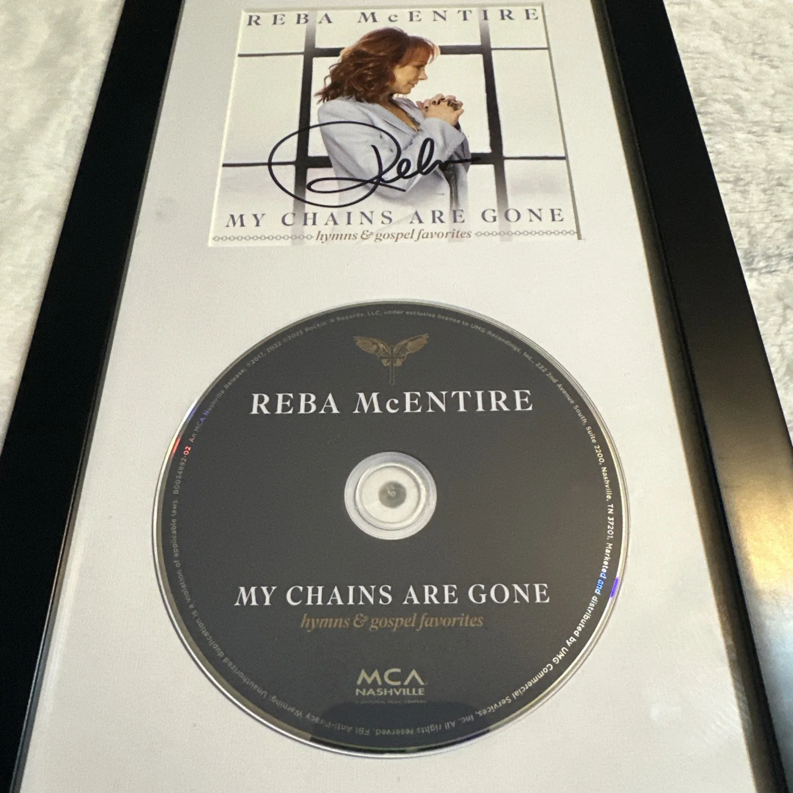 Reba McEntire Signed Framed My Chains Are Gone Hymns & Gospel Favorites CD 13”, изображение 4