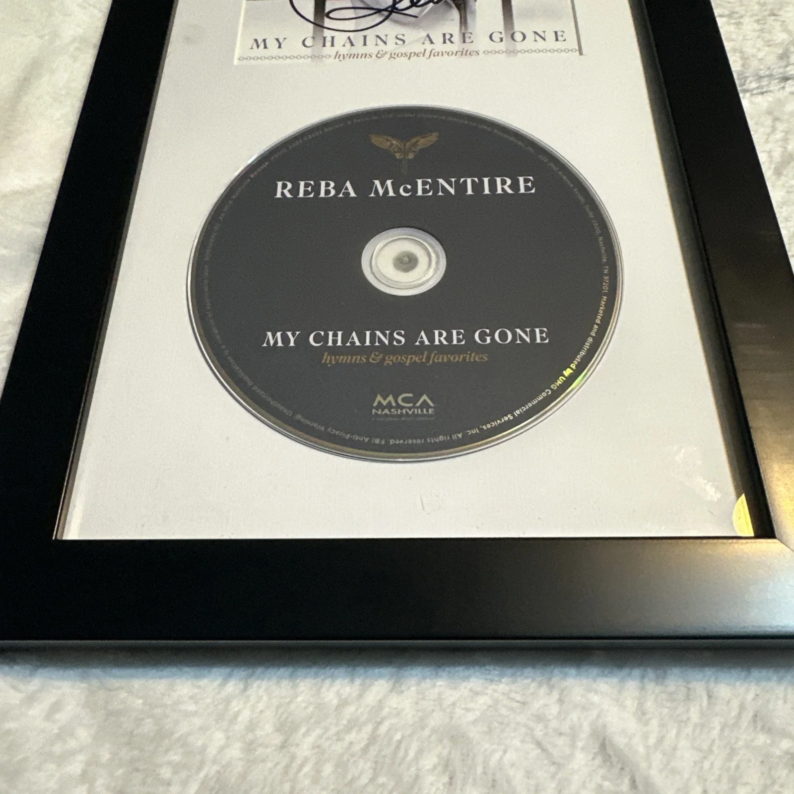 Reba McEntire Signed Framed My Chains Are Gone Hymns & Gospel Favorites CD 13”, изображение 5