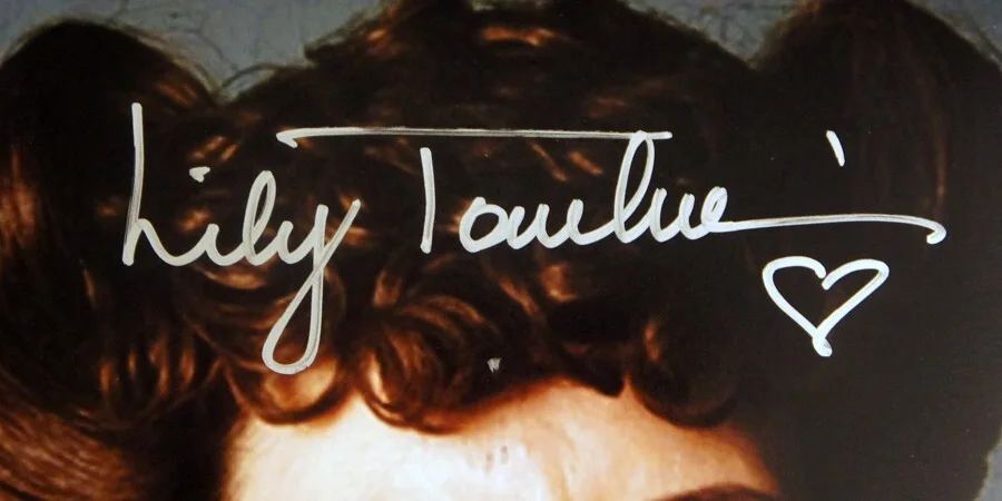 Lily Tomlin — LILY TOMLIN SIGNED and Beckett Certified 8x10 "Ernestine" Photo from Laugh-In!, изображение 3