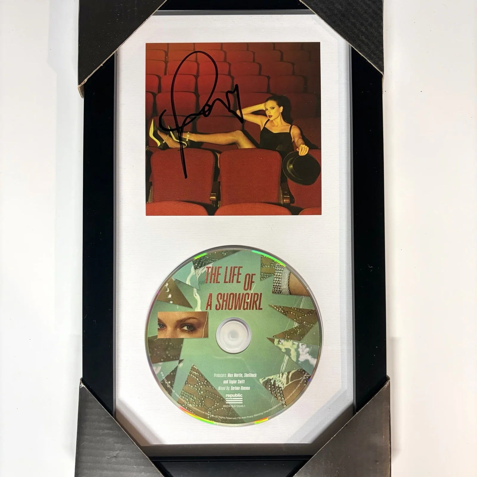 Taylor Swift Hand Signed Autographed Framed CD THE LIFE OF A SHOWGIRL PHOTO #4, изображение 2