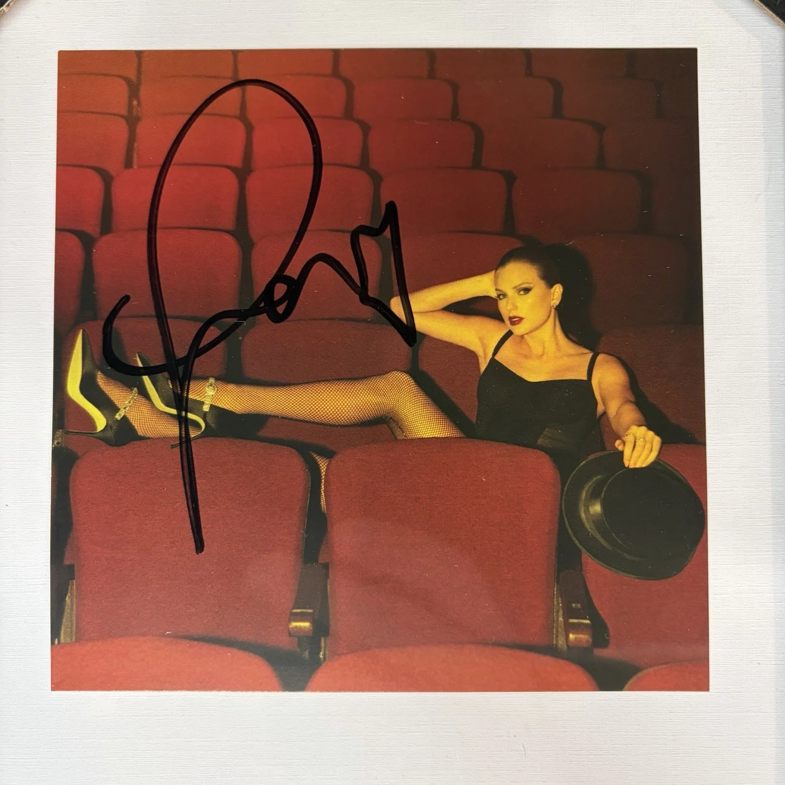Taylor Swift Hand Signed Autographed Framed CD THE LIFE OF A SHOWGIRL PHOTO #4, изображение 3