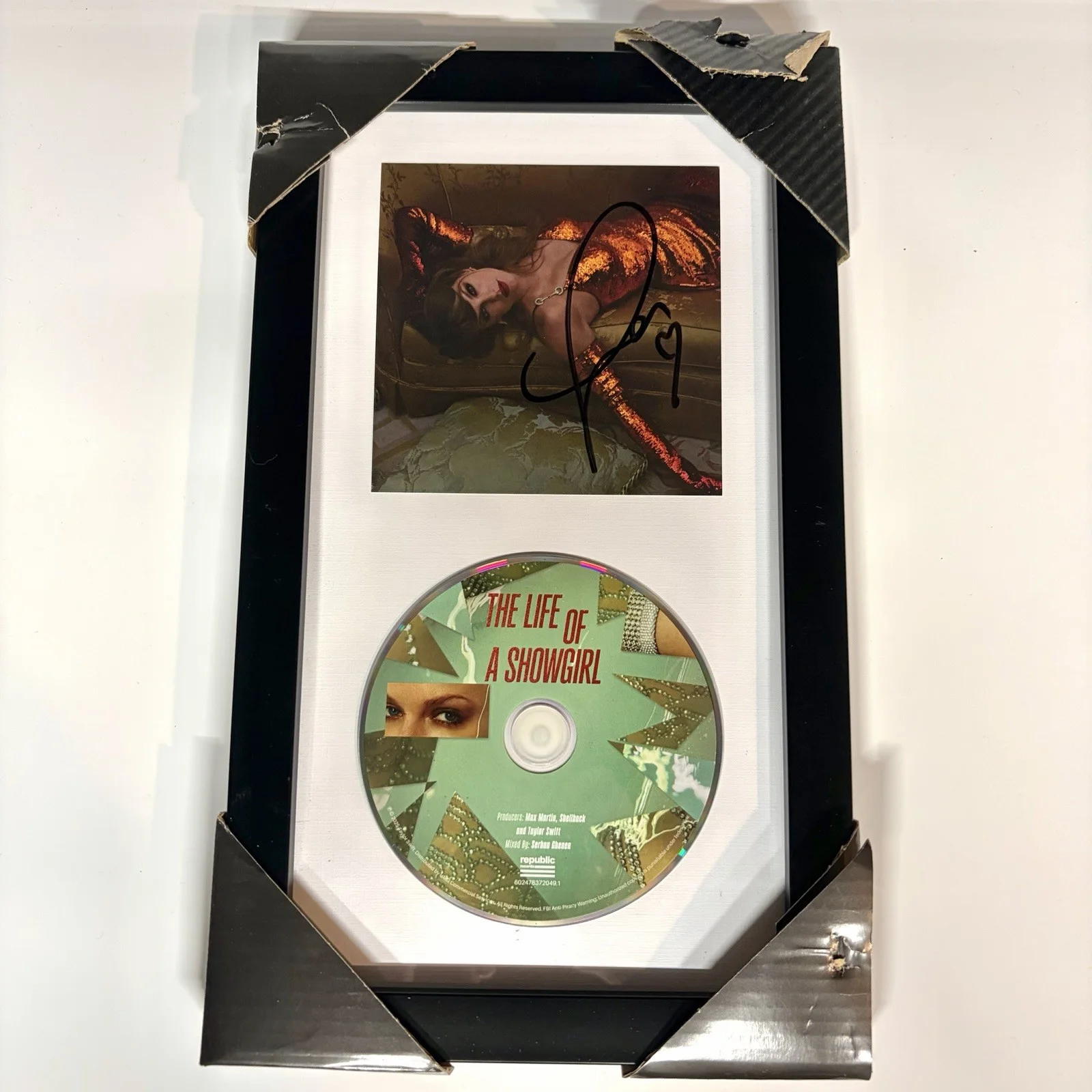 Taylor Swift Hand Signed Autographed Framed CD THE LIFE OF A SHOWGIRL PHOTO #2, изображение 2