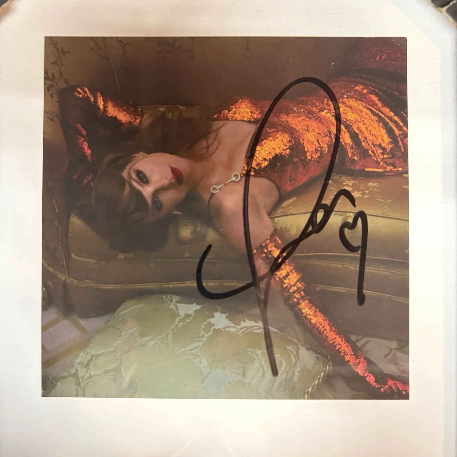 Taylor Swift Hand Signed Autographed Framed CD THE LIFE OF A SHOWGIRL PHOTO #2, изображение 3