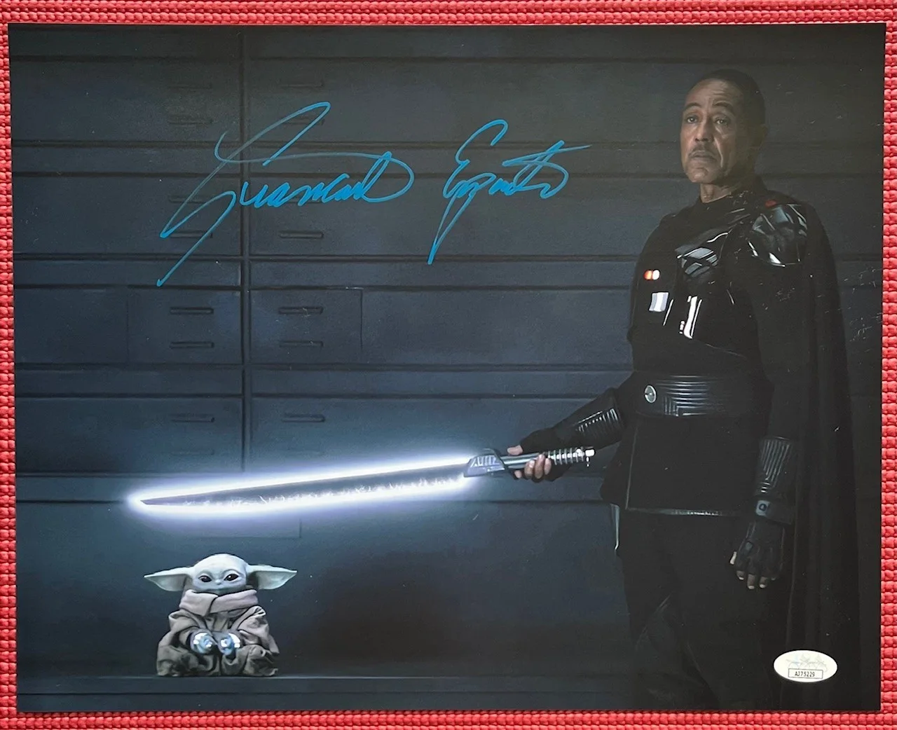 Giancarlo Esposito — JSA autographed GIANCARLO ESPOSITO signed "THE MANDALORIAN" Color Photo 14"x 11", изображение 2