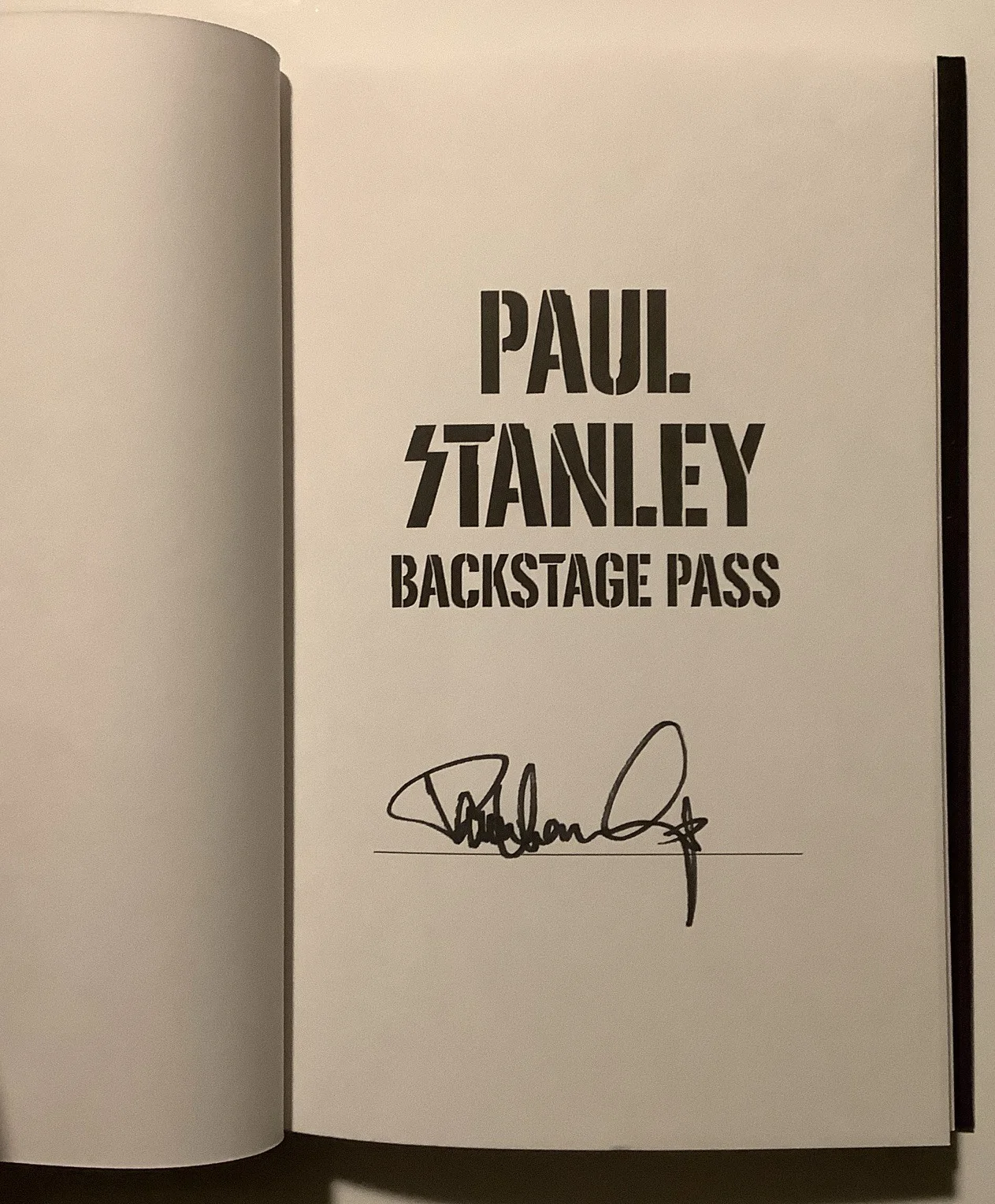 Paul Stanley of kiss signed backstage pass book, изображение 2