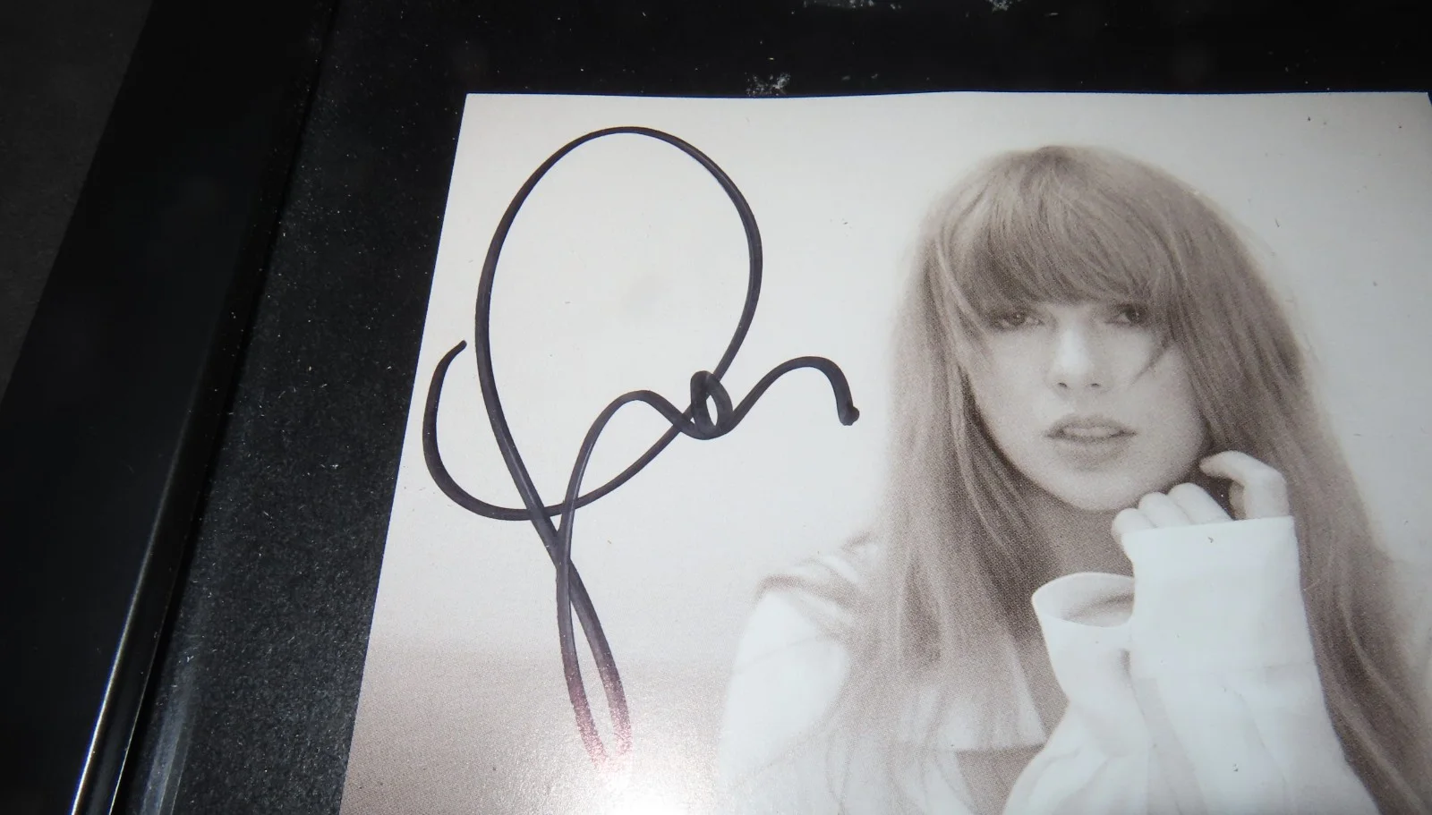 TAYLOR SWIFT Tortured Poets Department SIGNED Insert Framed w/ CD-PSA# AO25857, изображение 2
