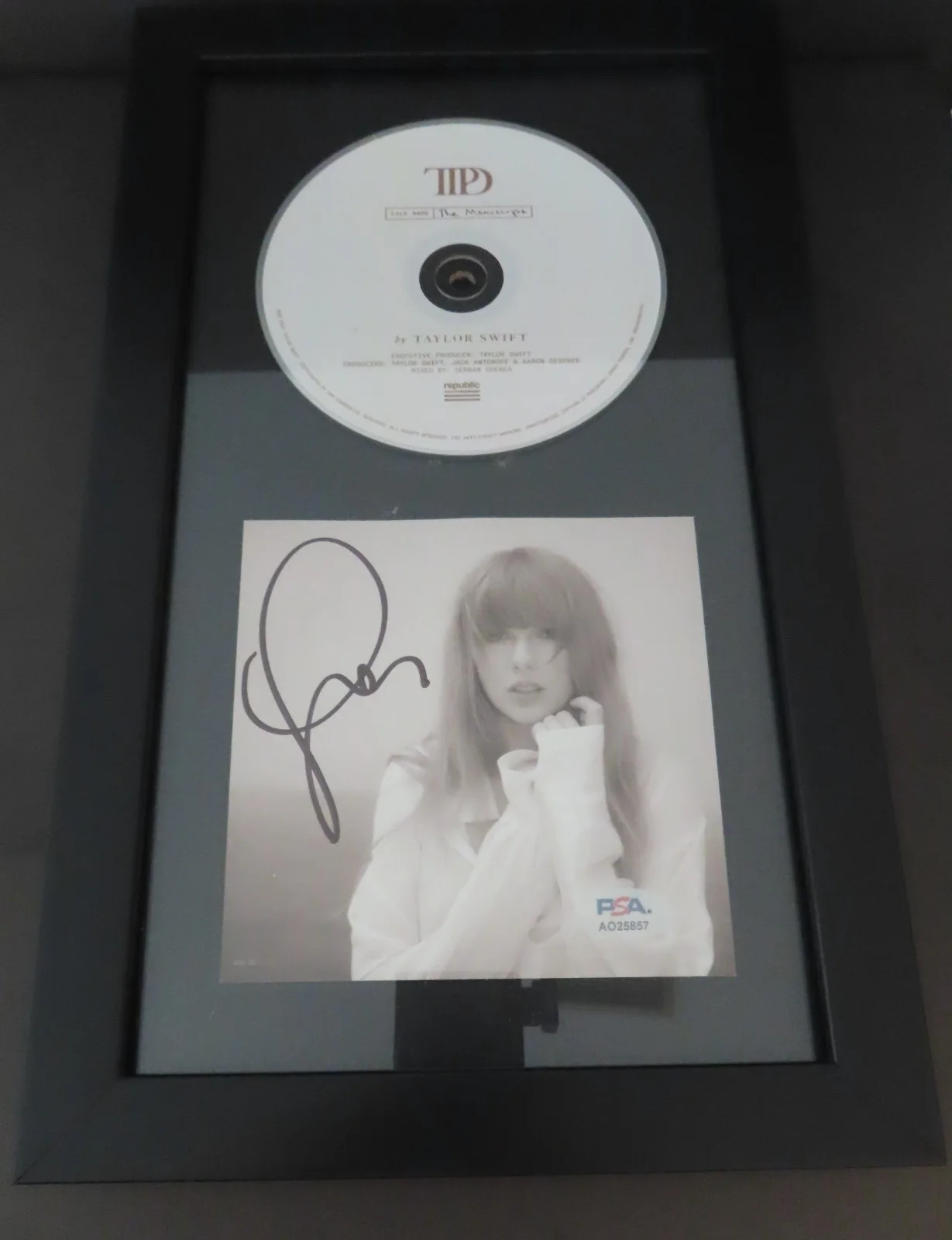 TAYLOR SWIFT Tortured Poets Department SIGNED Insert Framed w/ CD-PSA# AO25857, изображение 3