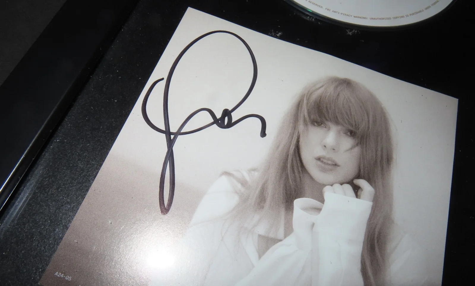 TAYLOR SWIFT Tortured Poets Department SIGNED Insert Framed w/ CD-PSA# AO25857, изображение 4