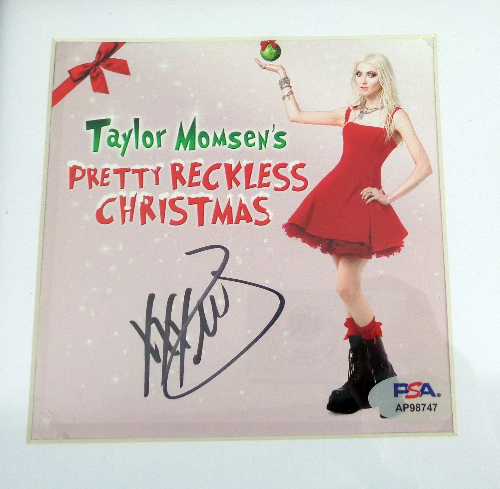 Taylor Momsen — Taylor Momsen Signed The Pretty Reckless Christmas Grinch CD Framed PSA/DNA COA, изображение 2