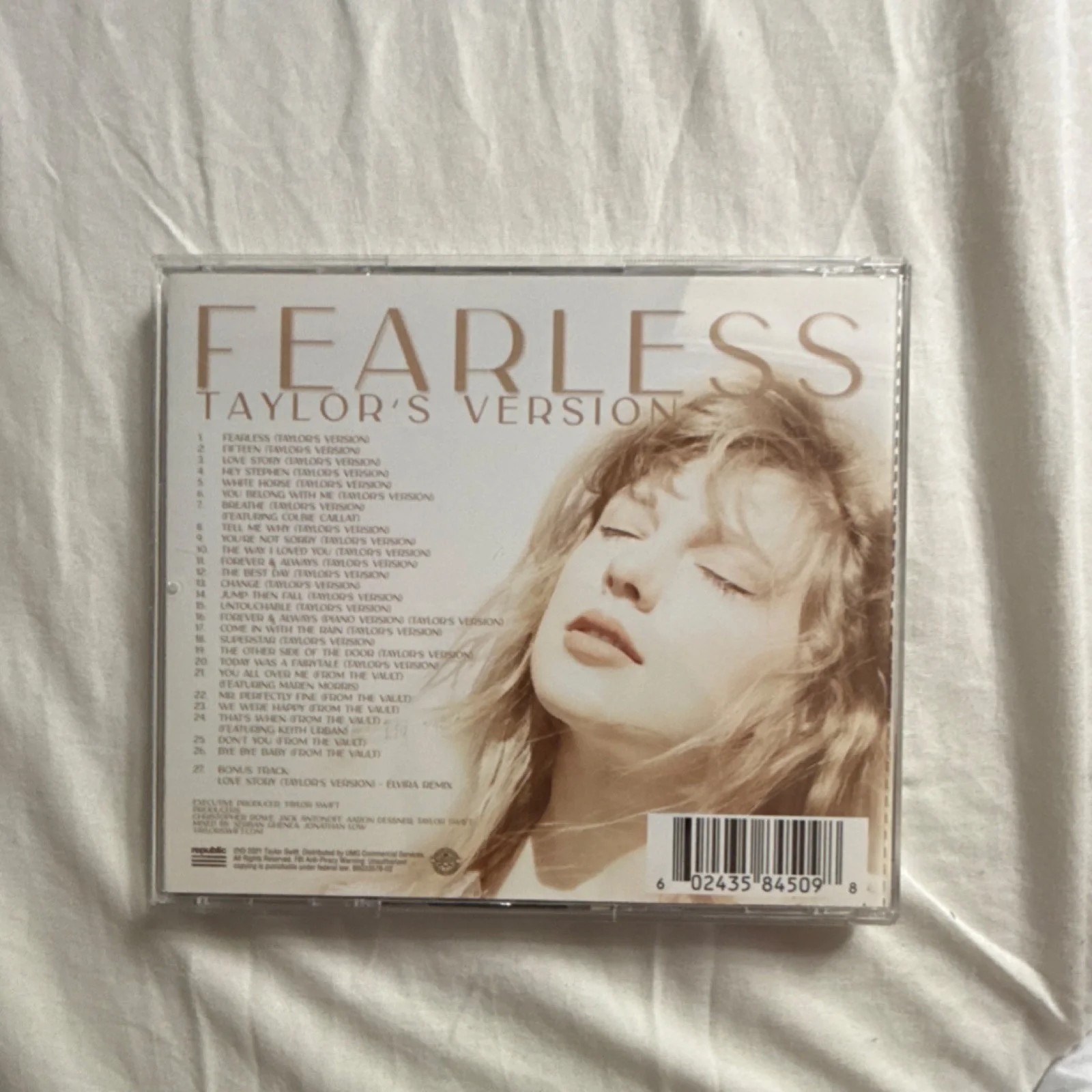 Fearless (Taylor's Version) Signed CD and Booklet Original Music Collectible, image 2