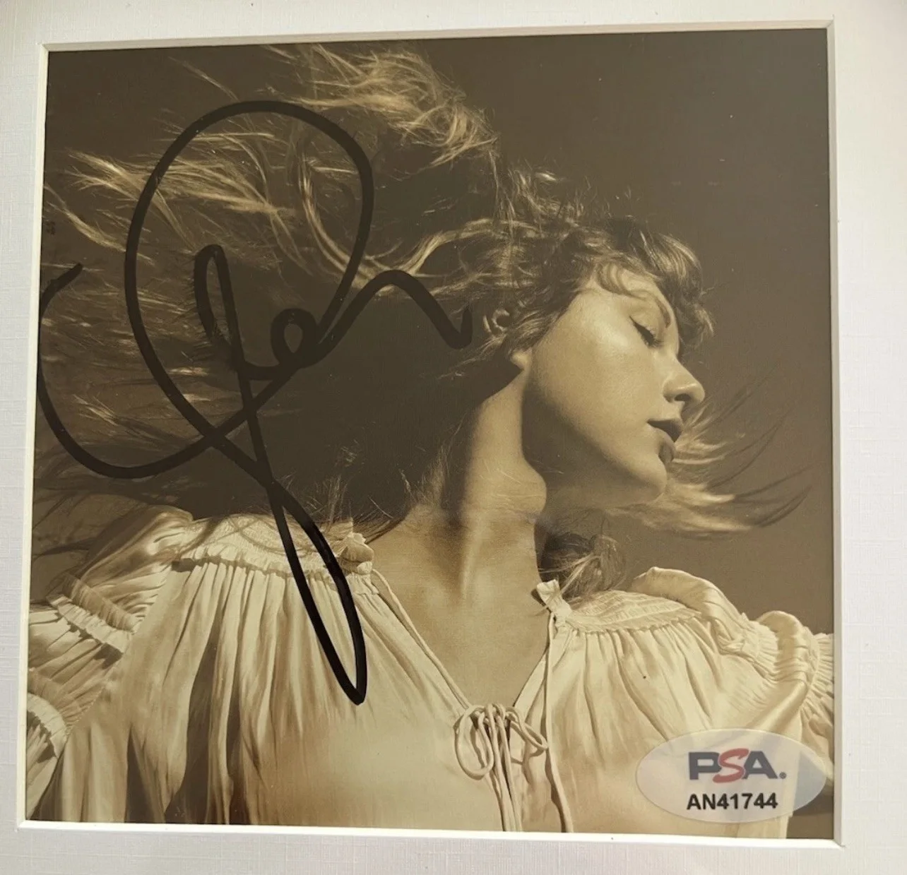 TAYLOR SWIFT Signed FEARLESS Music CD FRAMED Auto PSA/DNA COA, изображение 2