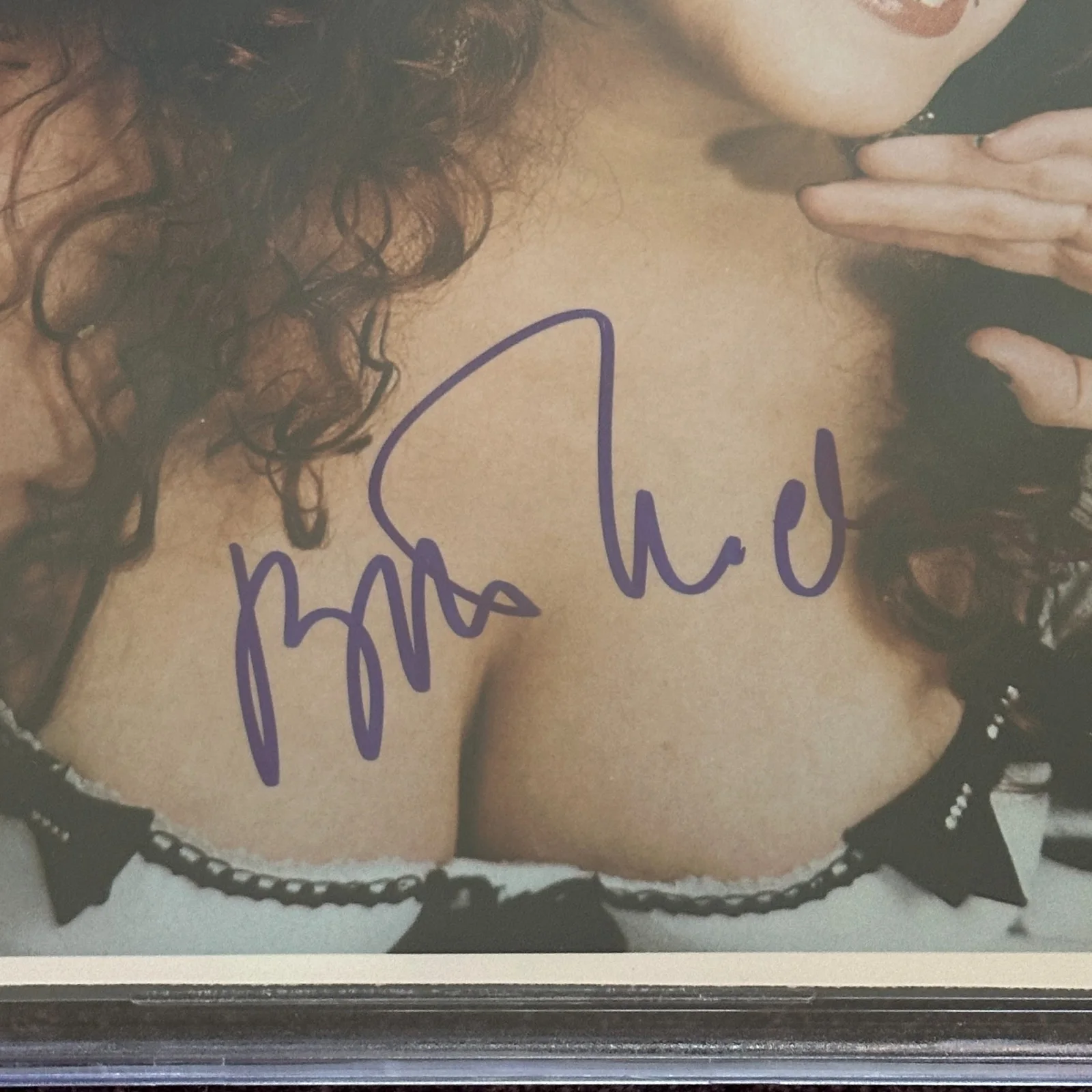 BETTE MIDLER — BETTE MIDLER Signed 8 X 10 PHOTO Beckett Encapsulated AUTO 10, изображение 2