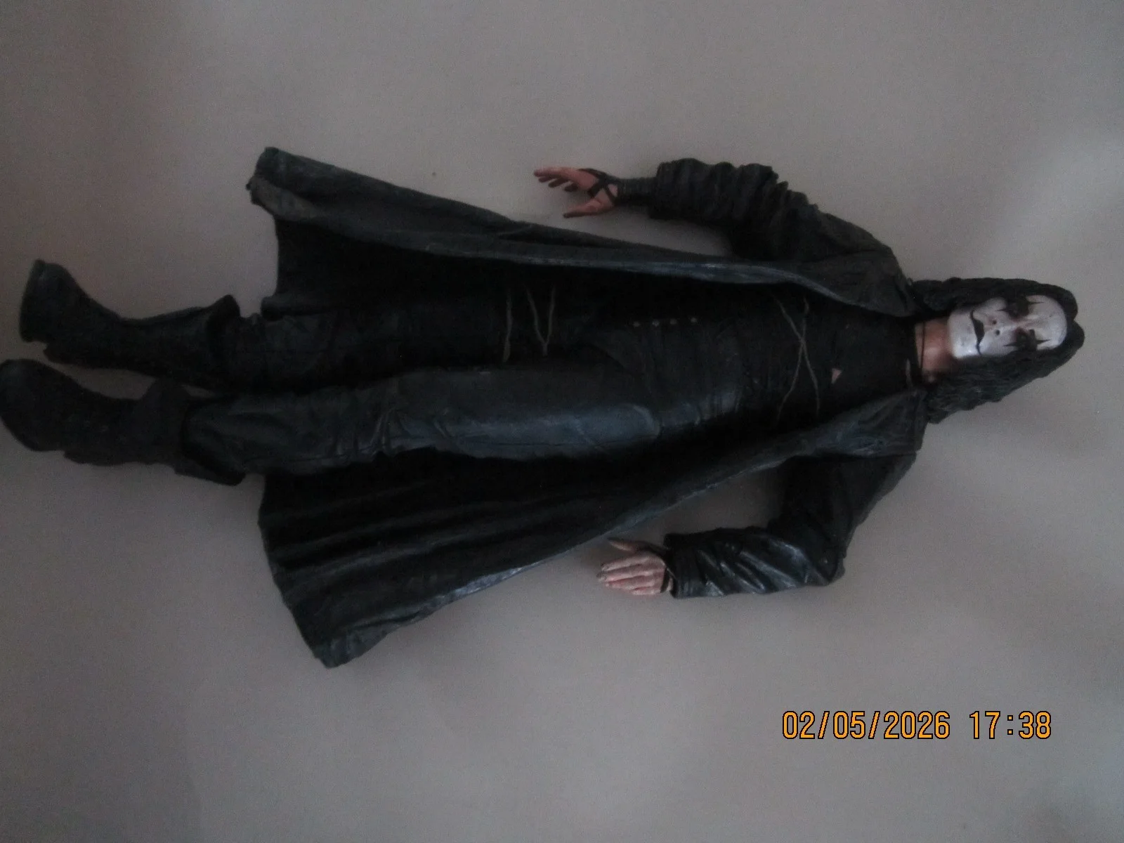 2004 horror film prop the crow 18 inch figure, battery operated rare find, изображение 3