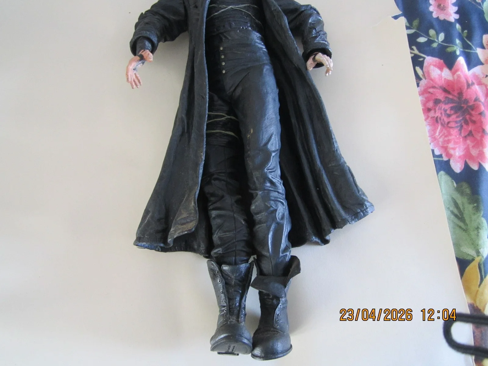 2004 horror film prop the crow 18 inch figure, battery operated rare find, изображение 5