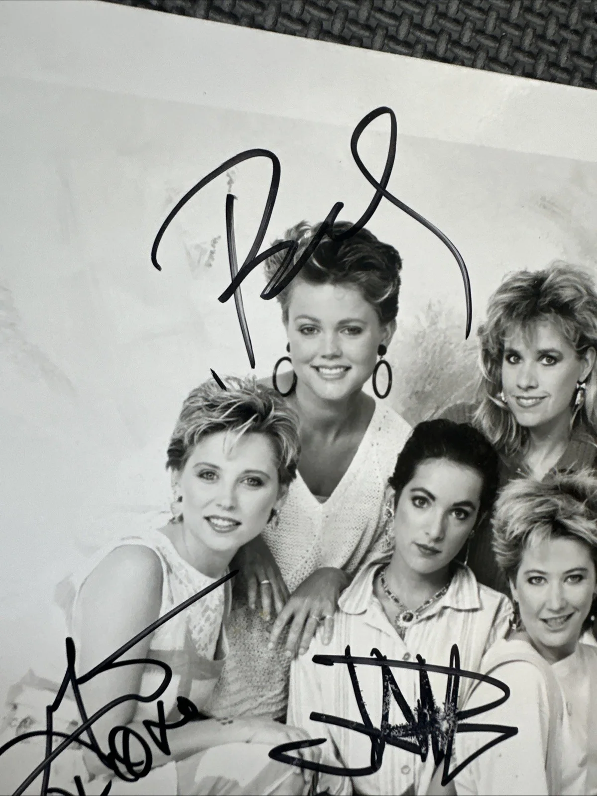 The Go-Go's hand SIGNED Group Photo Autographed by All 5 Members, изображение 4