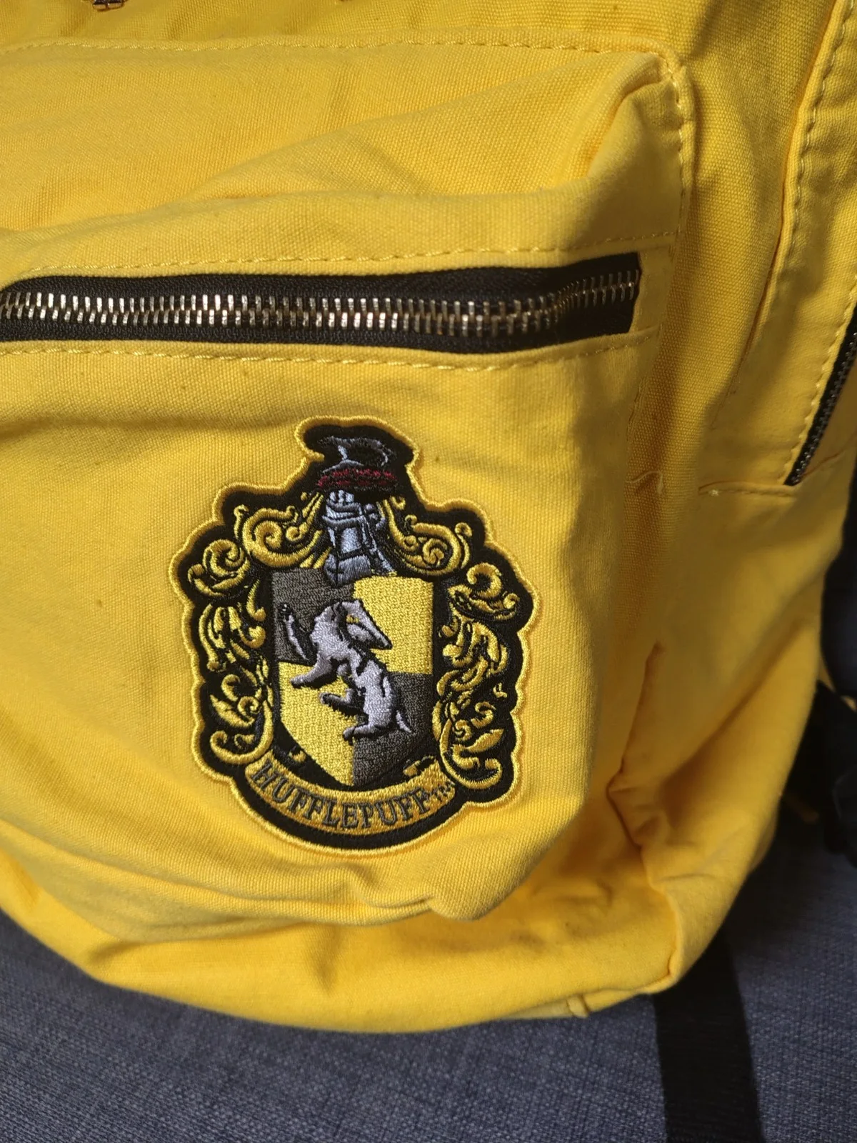 Harry Potter Hufflepuff Backpack Warmer Bros Studios Yellow Canvas Crest Bag, image 2