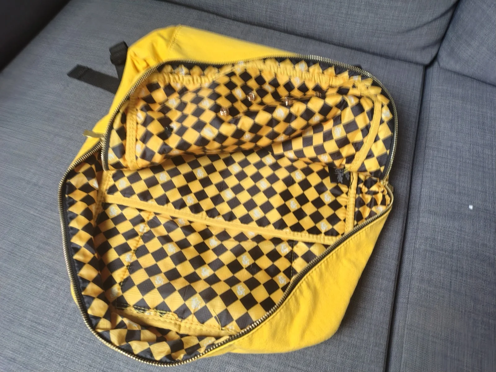 Harry Potter Hufflepuff Backpack Warmer Bros Studios Yellow Canvas Crest Bag, image 5