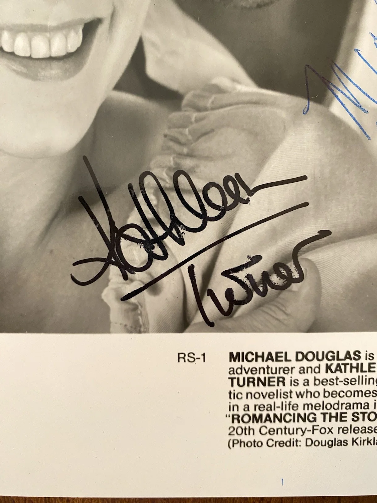 Michael Douglas, Kathleen Turner — Michael Douglas Kathleen Turner Signed Autograph Photo w COA Romancing The Stone, изображение 2