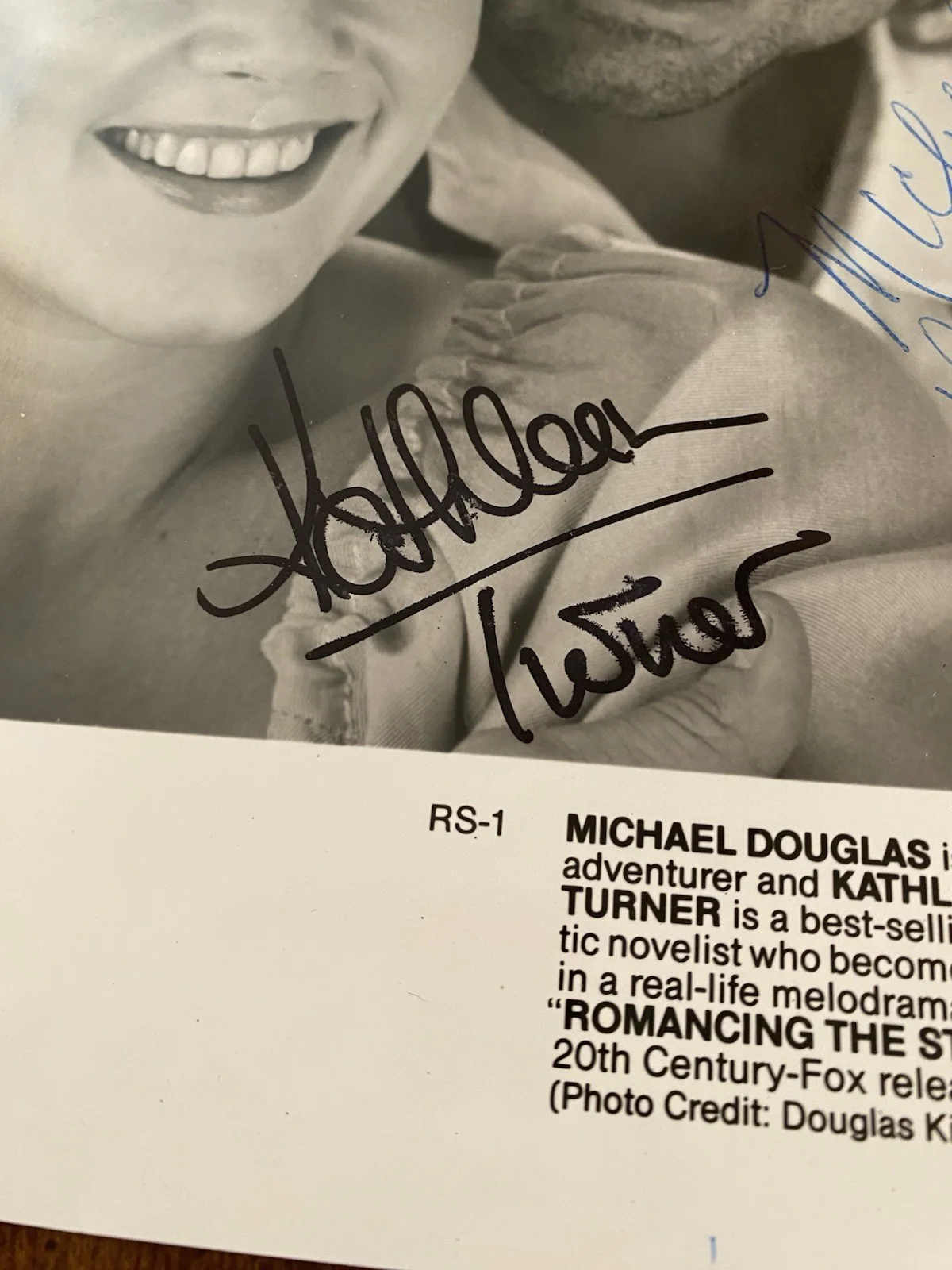 Michael Douglas, Kathleen Turner — Michael Douglas Kathleen Turner Signed Autograph Photo w COA Romancing The Stone, изображение 3