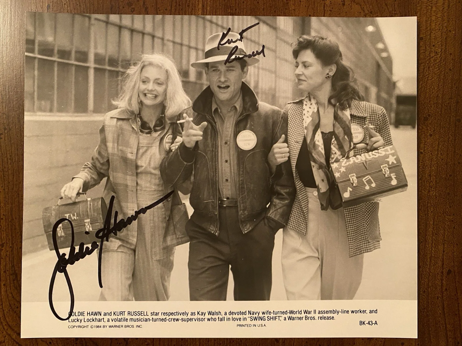 Kurt Russell, Goldie Hawn — Kurt Russell Goldie Hawn Signed Autographed Photo With COA Swing Shift