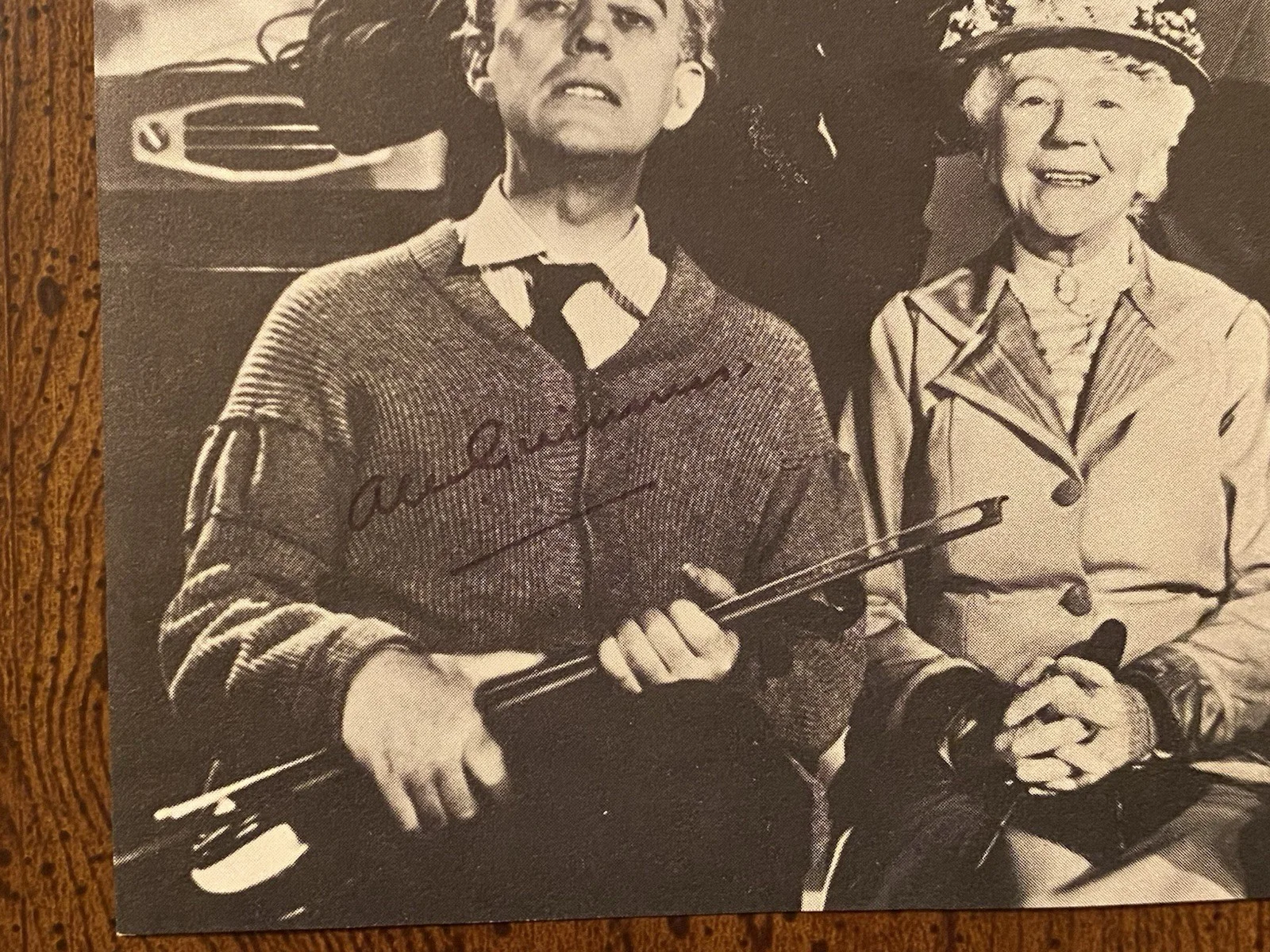 Alec Guinness — Alec Guinness Signed Autographed Photo w COA Star Wars Bridge On The River Kwai, image 2