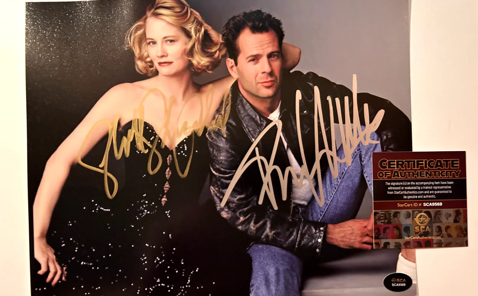 Bruce Willis, Cybill Shepherd — Bruce Willis, Cybill Shepherd Signed MOONLIGHTING 8x10 Authentic Autograph w/COA