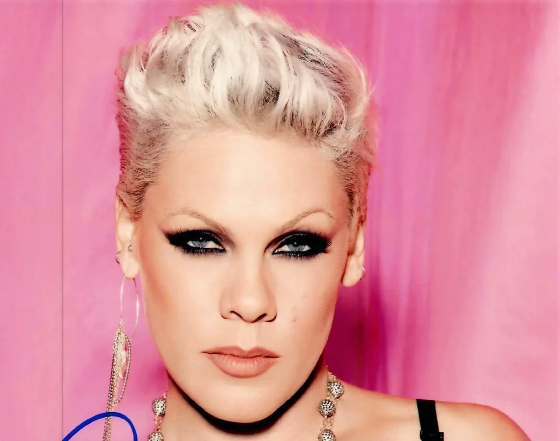 Pink Singer Actress Songwriter Signed Autographed 8 x 10 Photo TTM COA, изображение 3
