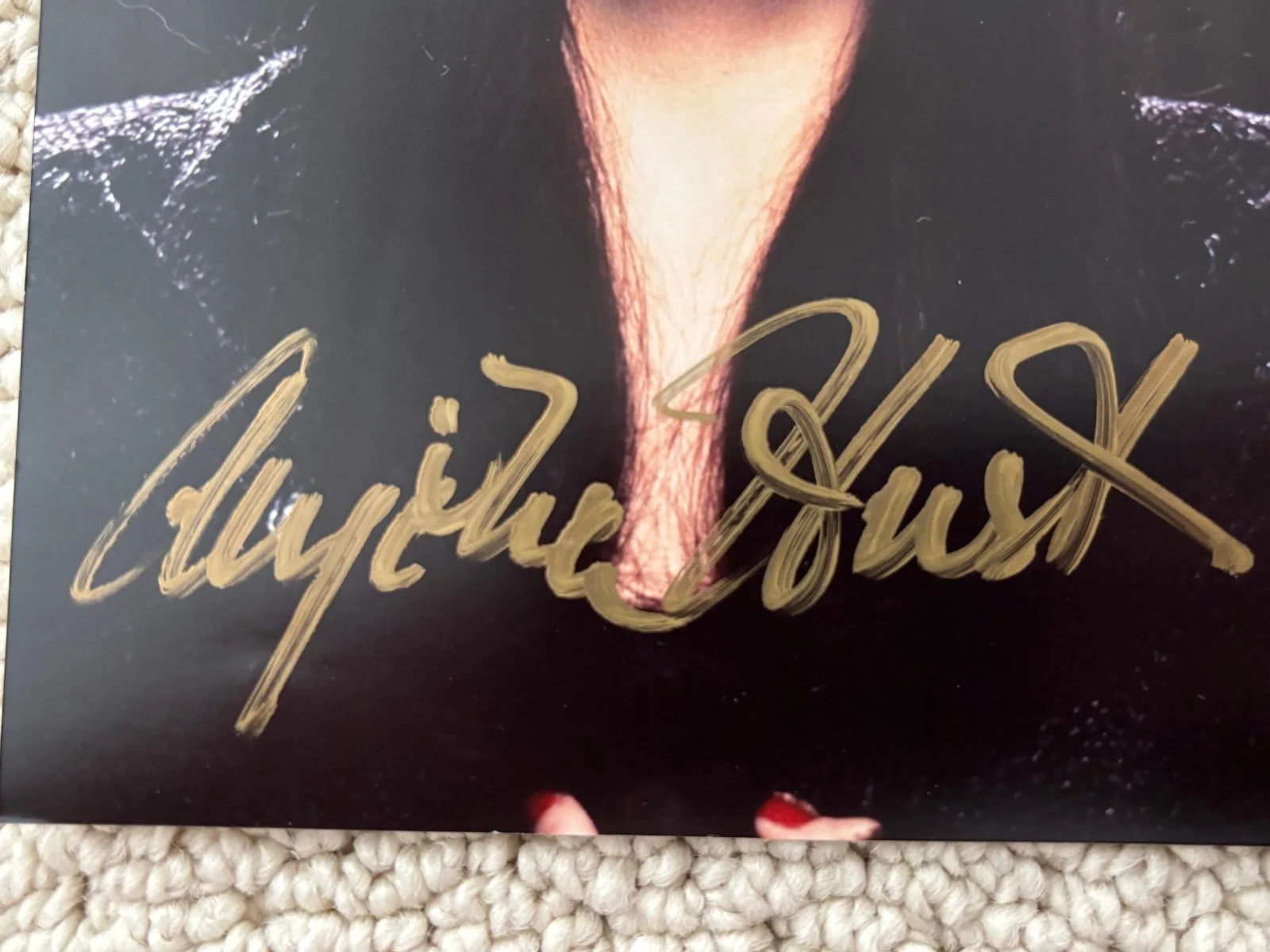 Anjelica Huston — Anjelica Huston – Signed (5” x 7”) Autographed Color photo, изображение 2