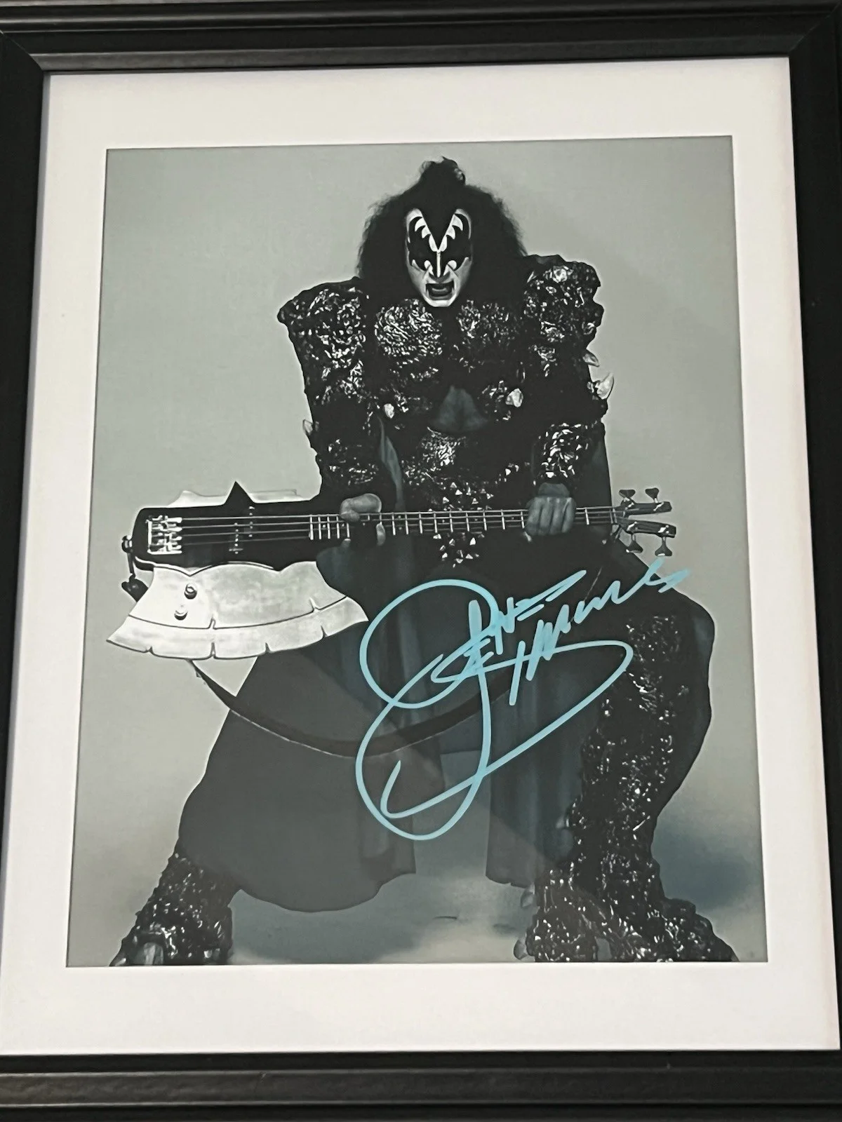 GENE SIMMONS Autographed 8x11.5 signed & FRAMED photo KISS Guitar Rock Legend, изображение 2