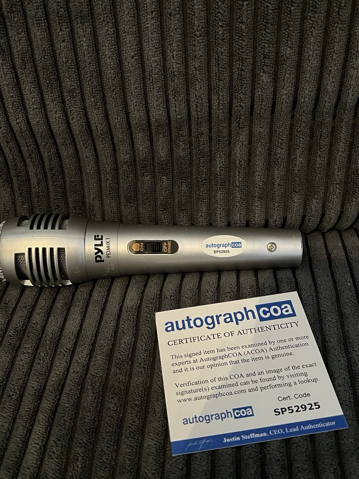 MUSICIAN BRYCE VINE SIGNED AUTOGRAPH MICROPHONE ACOA CERTIFIED, image 5