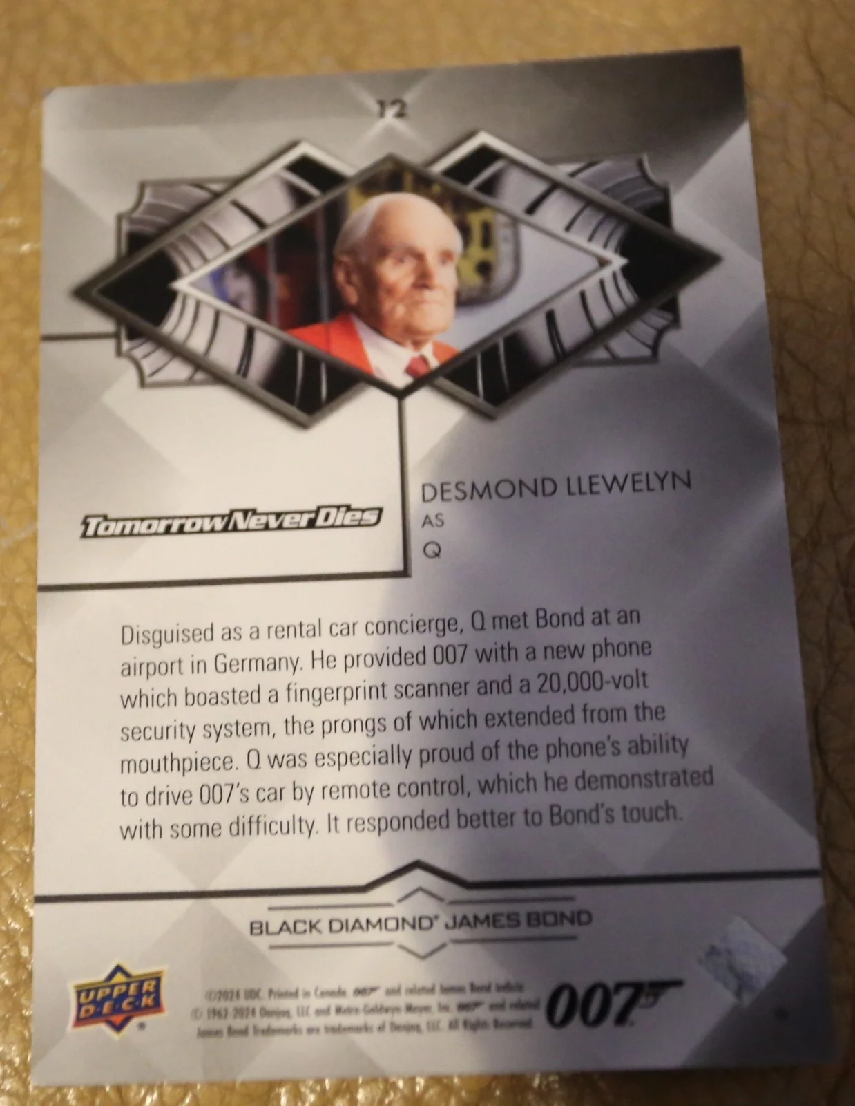 JAMES BOND NUMBER 27 of 199 DESMOND LLEWELYN AS Q BLACK DIAMOND TRADING CARD, изображение 2