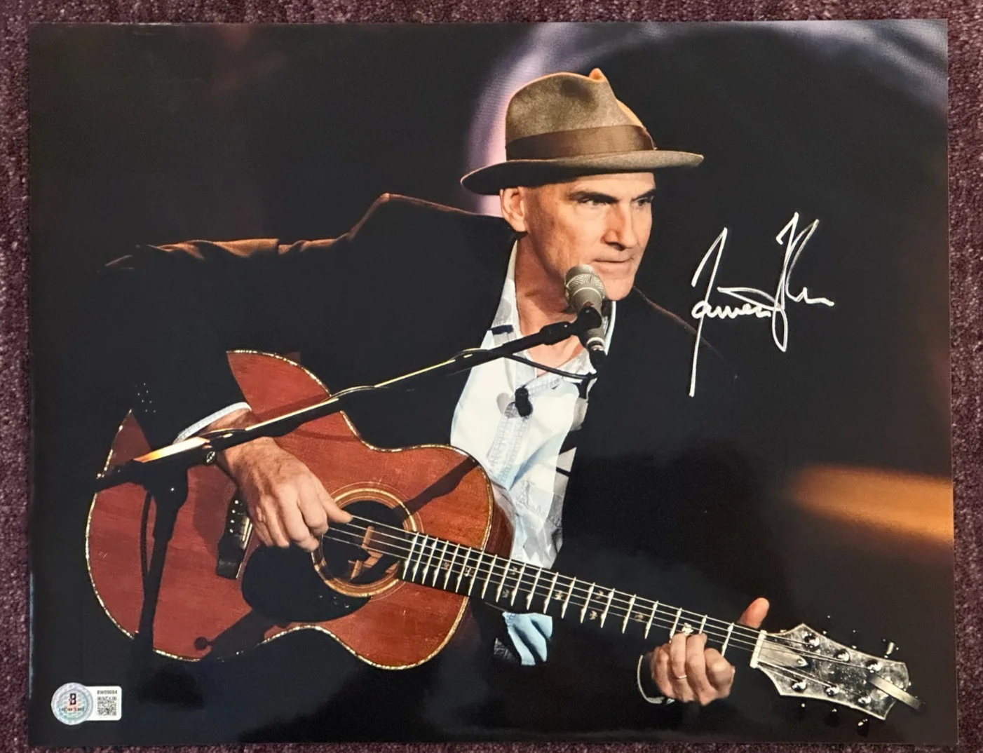 JAMES TAYLOR — JAMES TAYLOR Signed On Stage 11x14 PHOTO Beckett (BAS) Authenticated