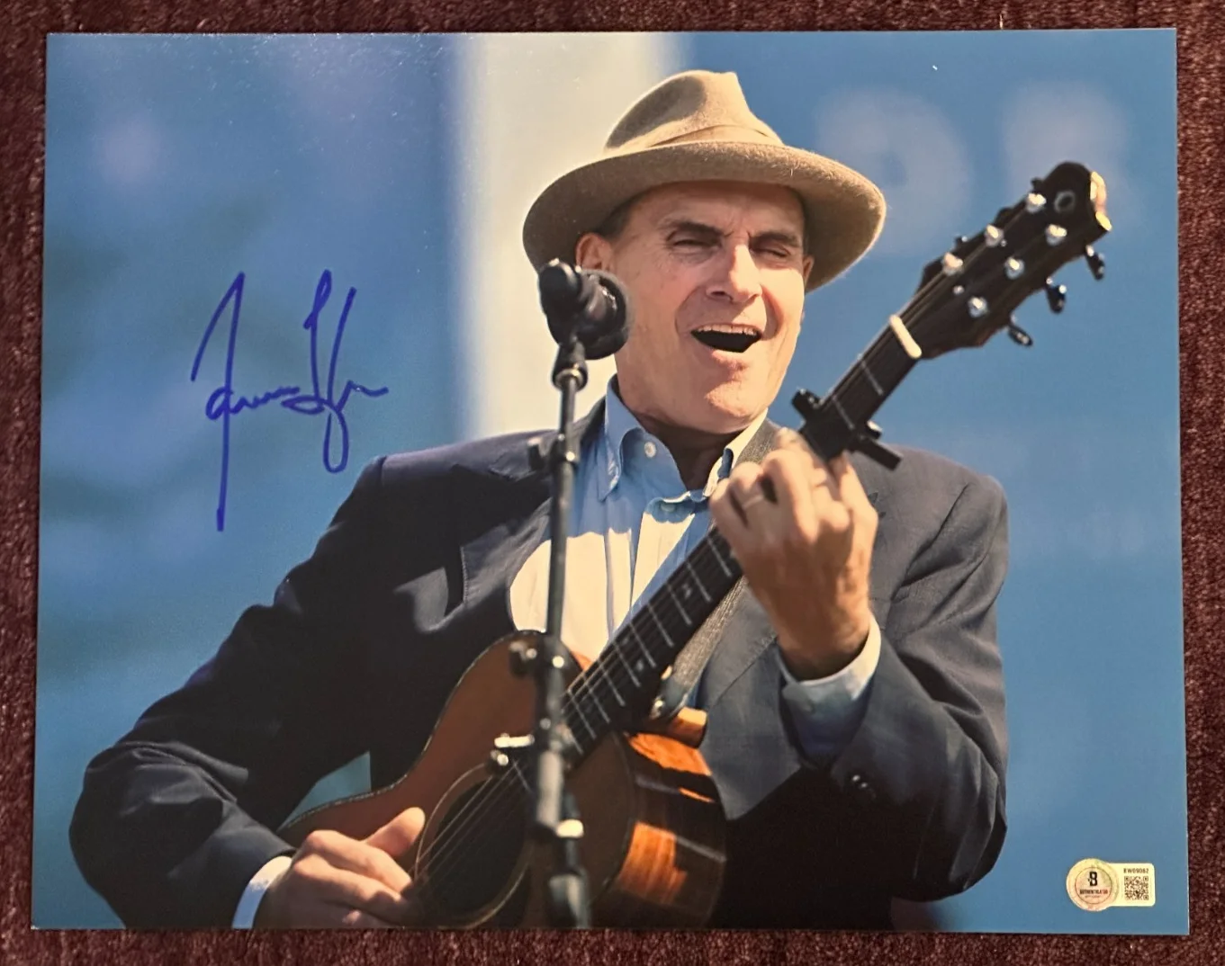 JAMES TAYLOR — JAMES TAYLOR Signed In CONCERT 11x14 PHOTO Beckett (BAS) Authenticated