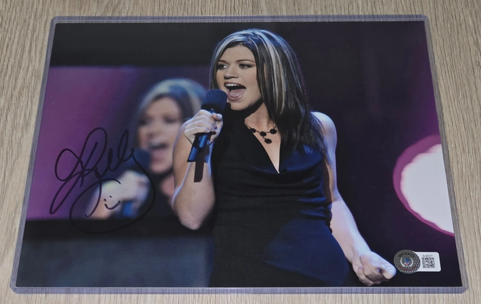 Kelly Clarkson — Kelly Clarkson Autograph American Idol Beckett BAS Authentic 8x10 Signed Photo, image 3