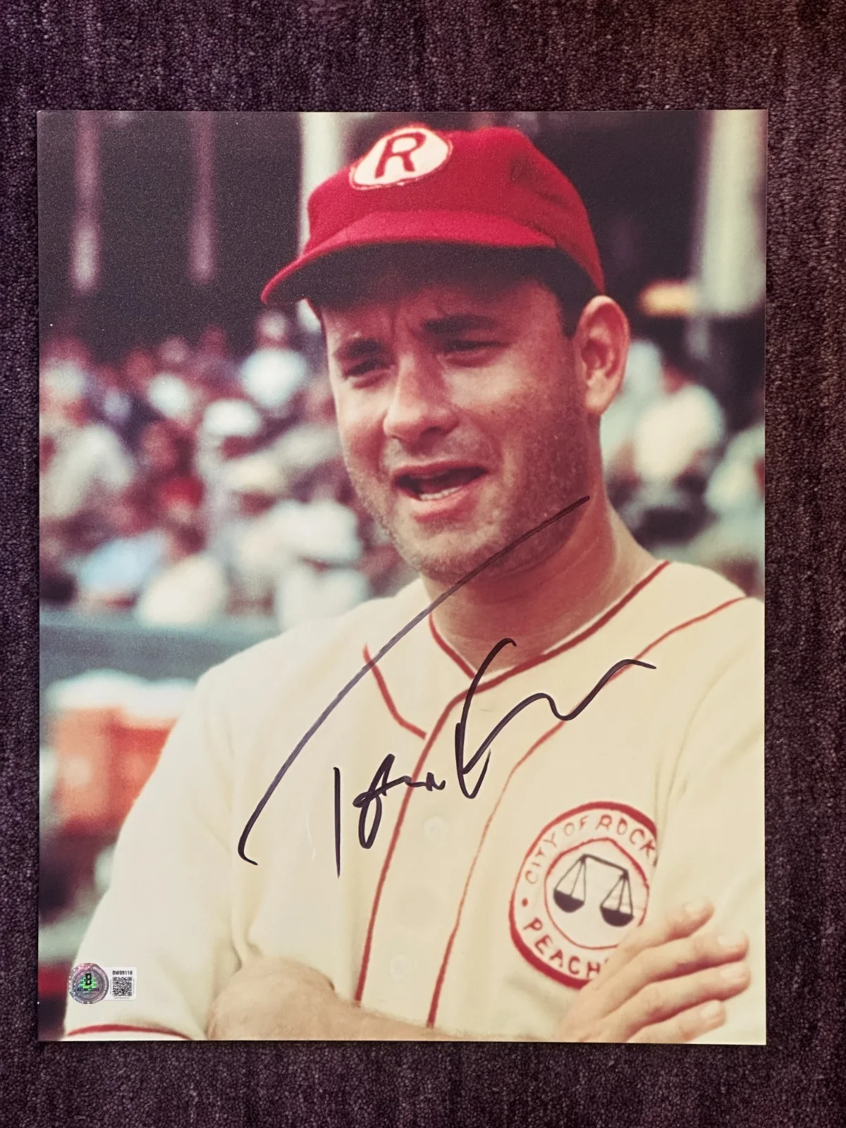 TOM HANKS — TOM HANKS Signed A LEAGUE OF THEIR OWN 11x14 PHOTO Beckett (BAS) Auth