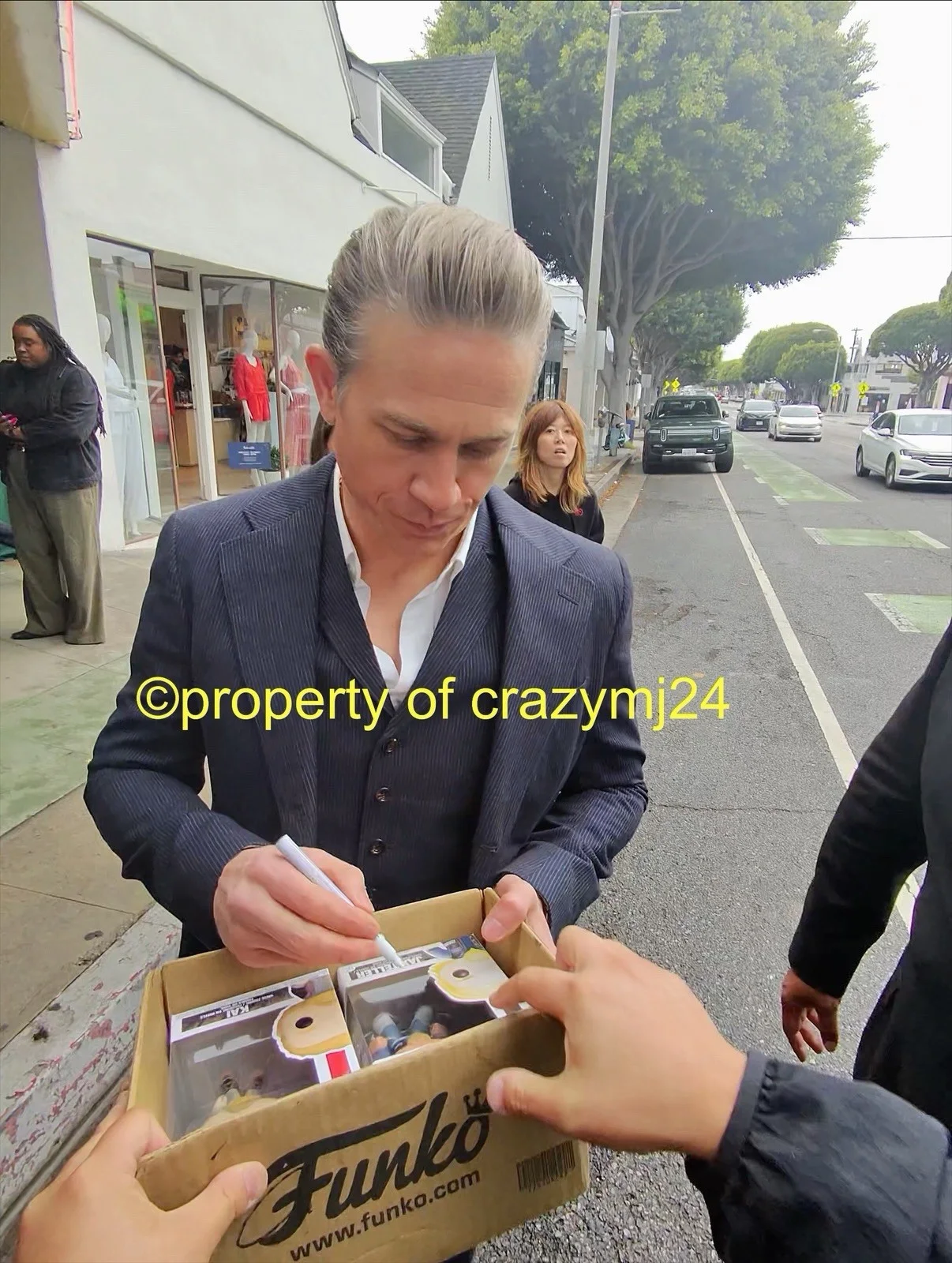 Charlie Hunnam Signed "Kai" Funko Rebel Moon Jax SOA Autograph Proof SWAU COA, изображение 2