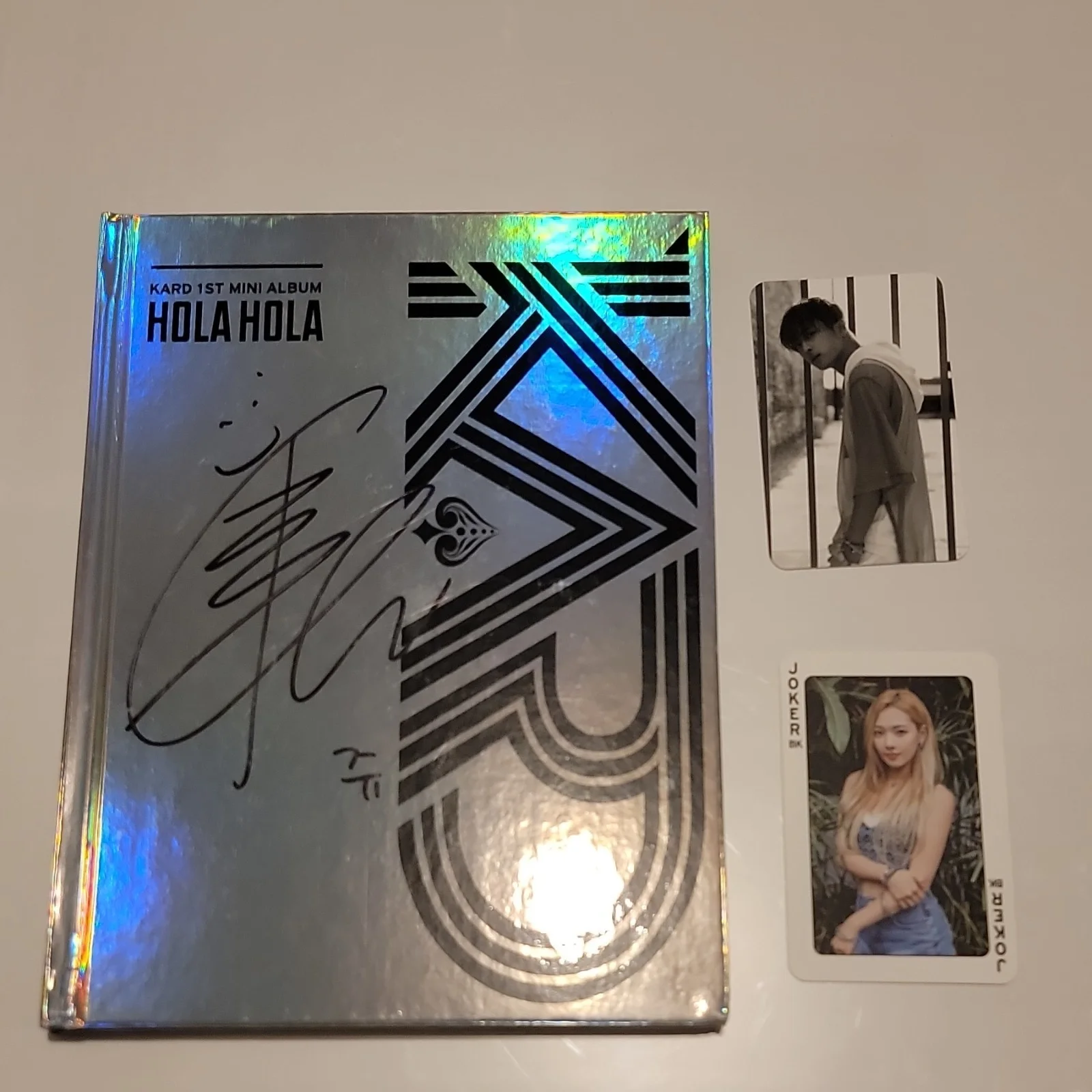 Signed Jiwoo KARD - Hola Hola 1st Mini Album CD & Booklet with Photo Cards, изображение 3