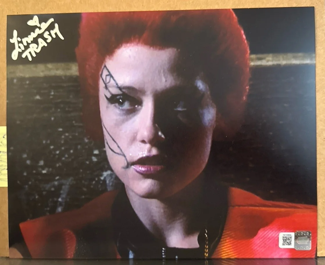 LINNEA QUIGLEY — Linnea Quigley SIGNED 8X10 Photo RETURN OF THE LIVING DEAD Autograph TRASH